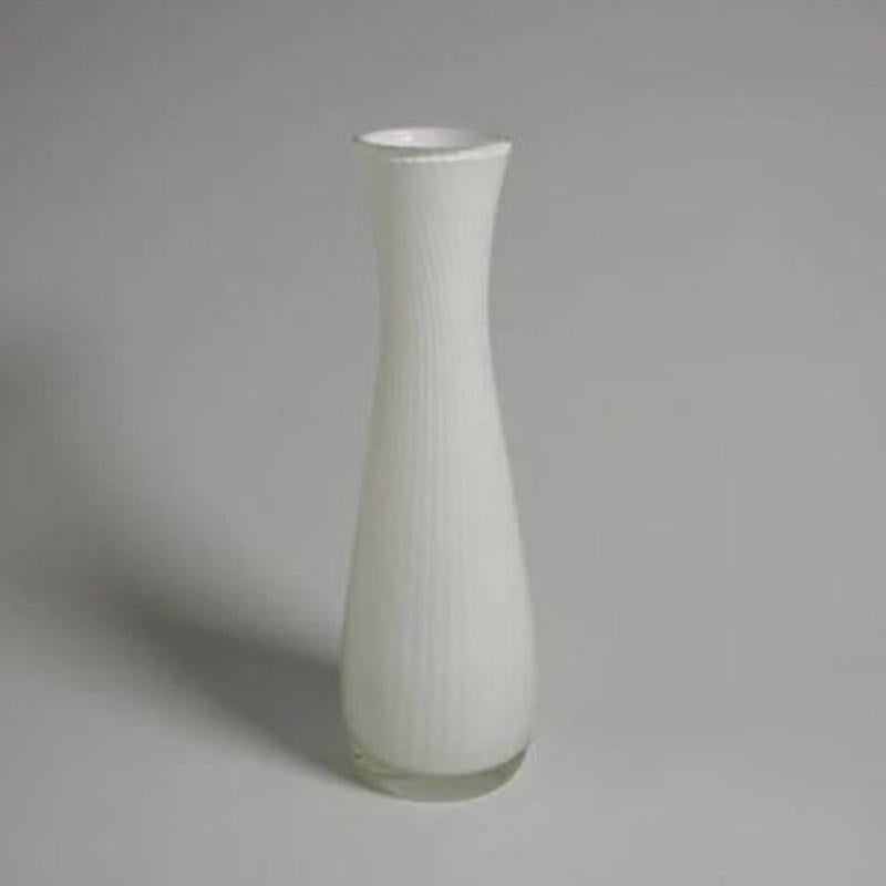 Scandinave moderne Vase en verre blanc vintage Ariel par Hermann Bongard, Norvège, 1956 en vente