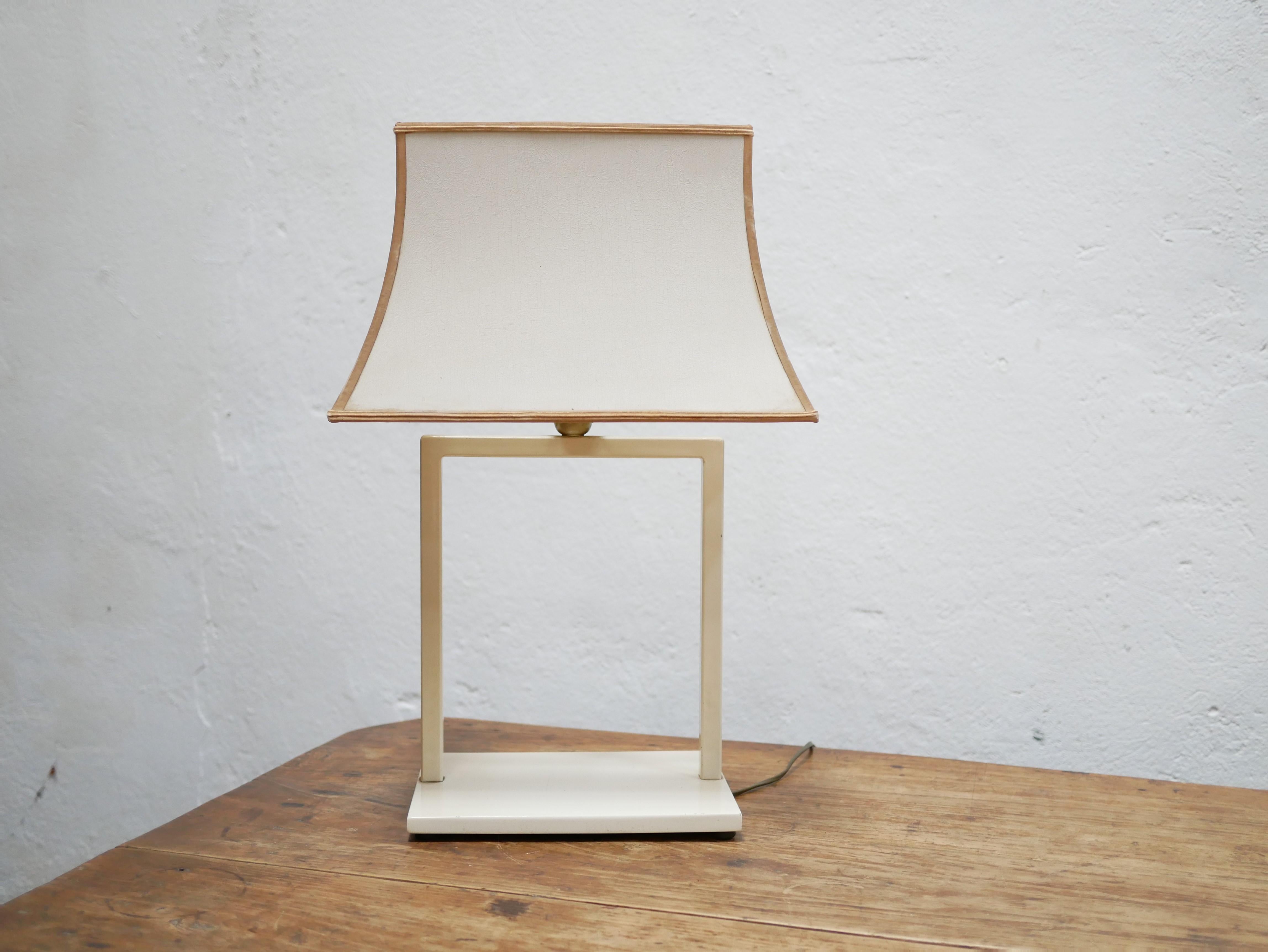 Lampe, entworfen von Phanera Editions in den 70er Jahren.

Seinem Design mangelt es nicht an Charakter und Eleganz. Ästhetisch, groß und funktionell, wird es ideal im Wohnzimmer, im Büro oder im Schlafzimmer für eine trendige und moderne Dekoration