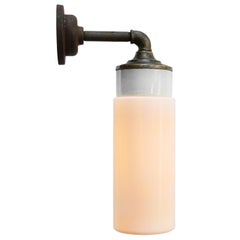 Weiße Vintage-Porzellan-Messing-Opal-Milchglas-Konsolen Wandleuchten