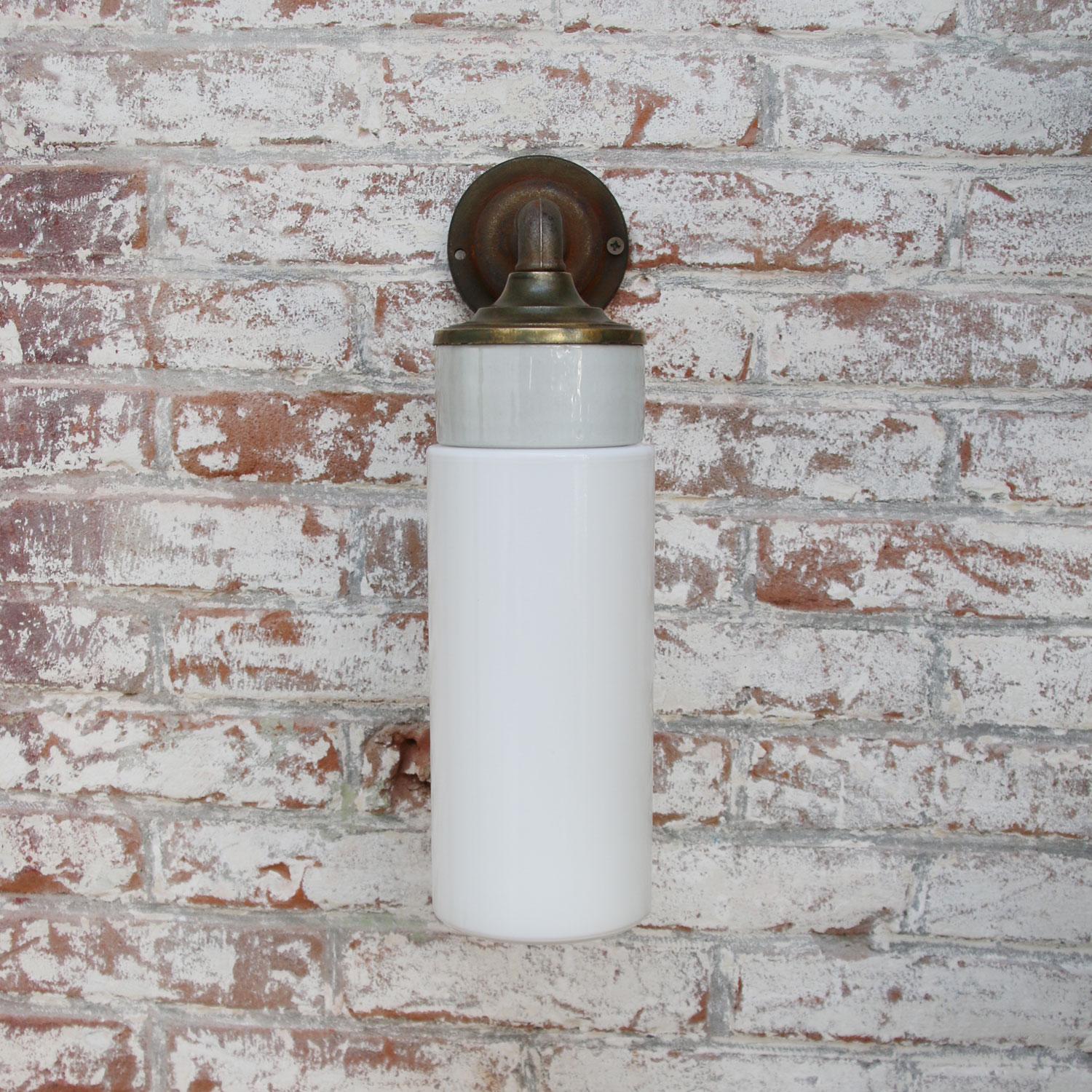 Weiße Vintage-Porzellan-Messing-Opal-Milchglas-Scones Wall Lights im Angebot 1