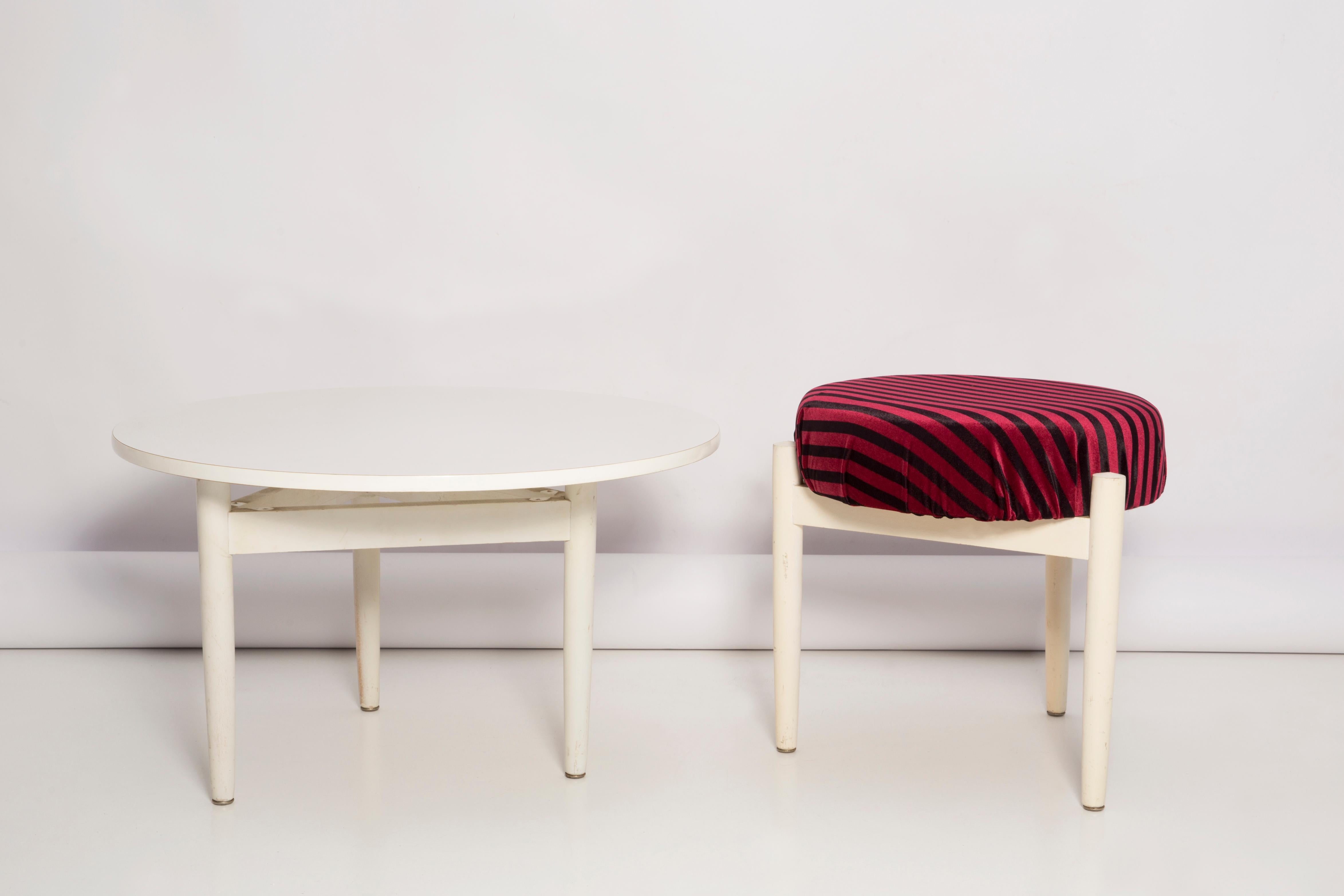 Tabouret et table du tournant des années 1960. La forme et le tissu du tabouret sont magnifiques. Ils sont en bon état d'origine - comme vous le voyez sur les photos. 
Un seul ensemble unique.