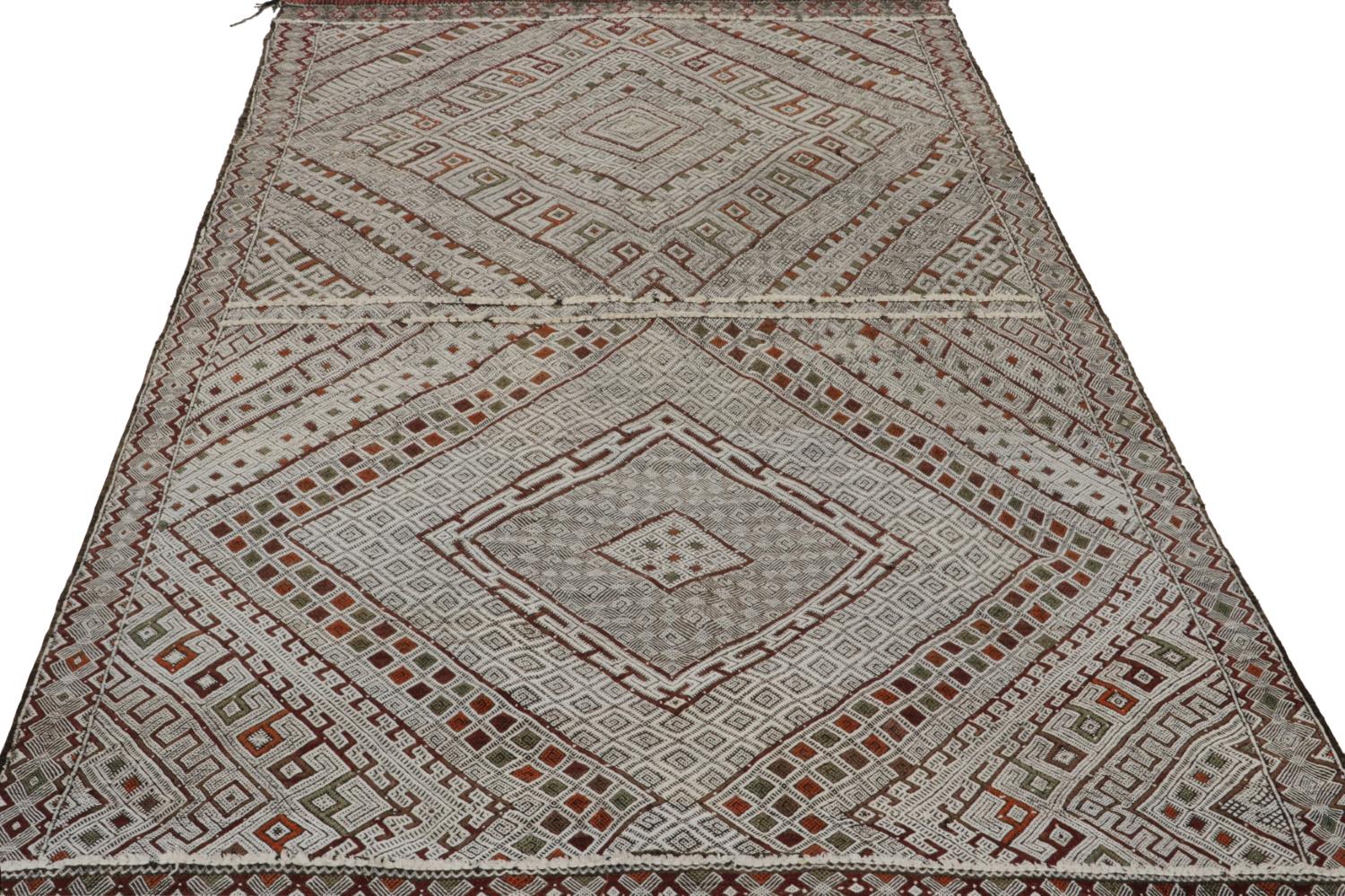 Hand-Woven  White Vintage Zayane Moroccan Kilim Rug with Geometric Pattern, from Rug & Kili For Sale
