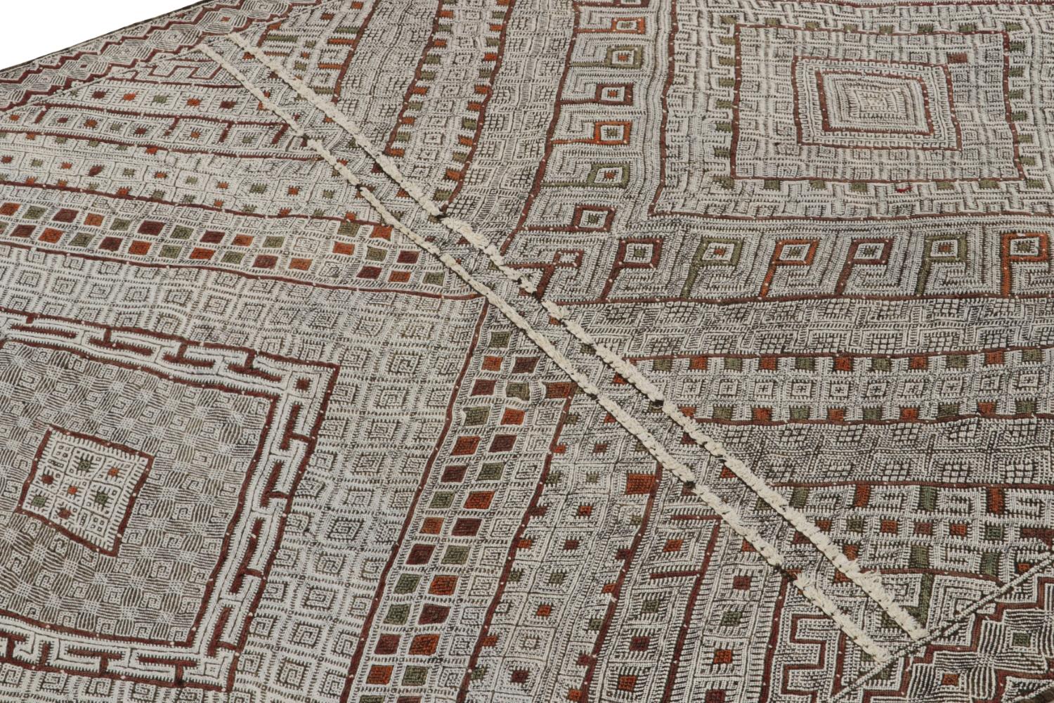 Tissé à la main Tapis Kilim marocain Zayane blanc vintage avec motif géométrique, de Rug & Kili en vente