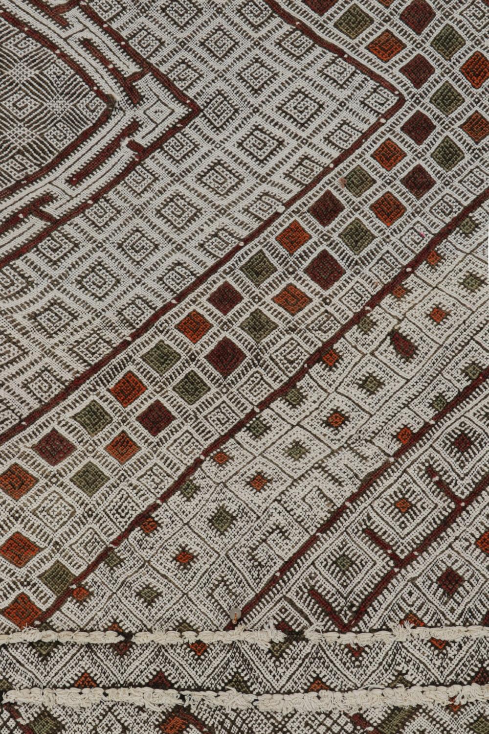 Wool  White Vintage Zayane Moroccan Kilim Rug with Geometric Pattern, from Rug & Kili For Sale