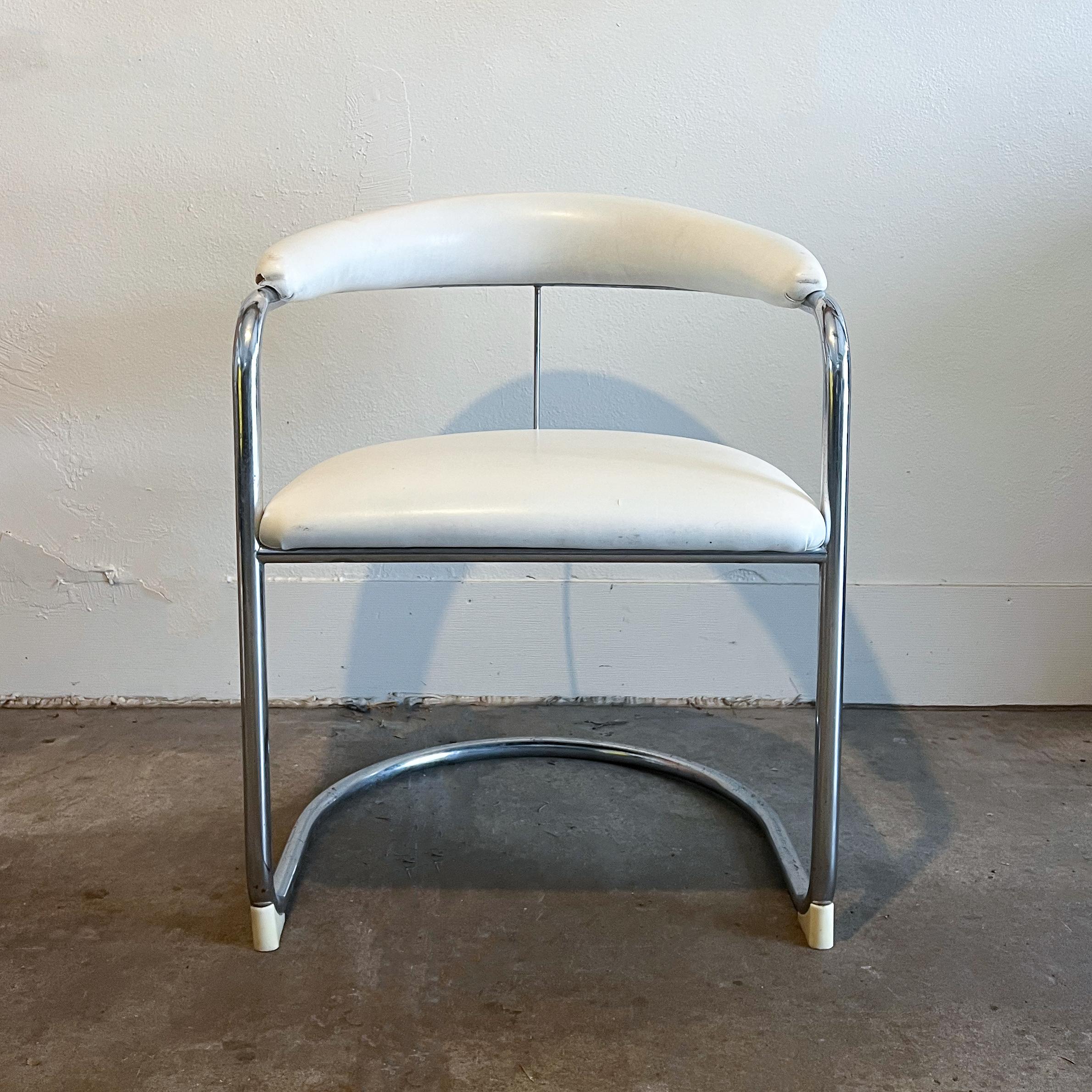 Betreten Sie das Reich der Vintage-Möbel mit unserem Freischwinger aus weißem Vinyl und verchromten Rohren, der an den ikonischen Bauhaus-Stuhl Modell SS33 erinnert, der von Anton Lorenz für Thonet entworfen wurde. Dieser Stuhl ist ein echtes Relikt
