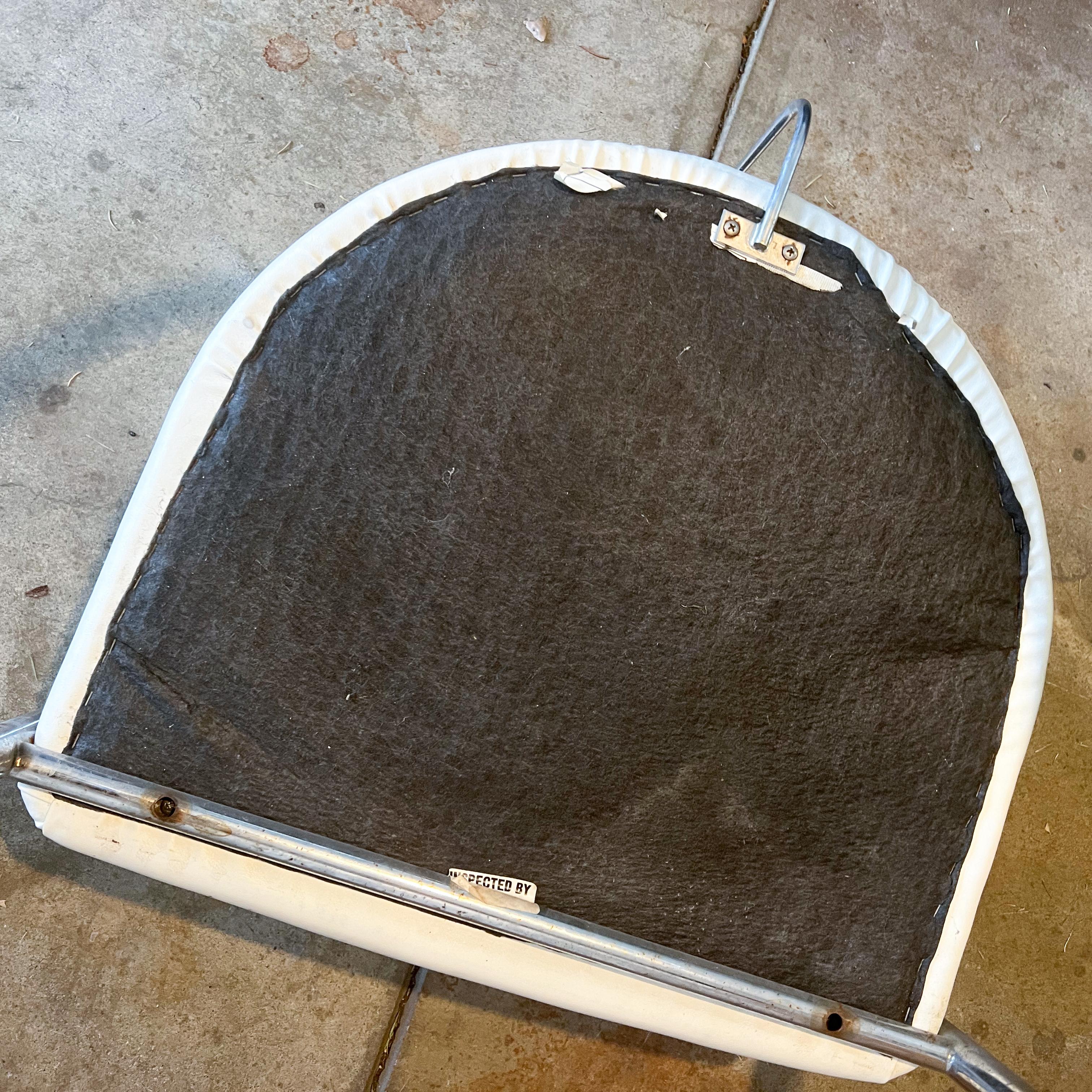 Freischwinger-Stuhl aus weißem Vinyl und Chrom, Modell SS33 im Zustand „Relativ gut“ im Angebot in Los Angeles, CA