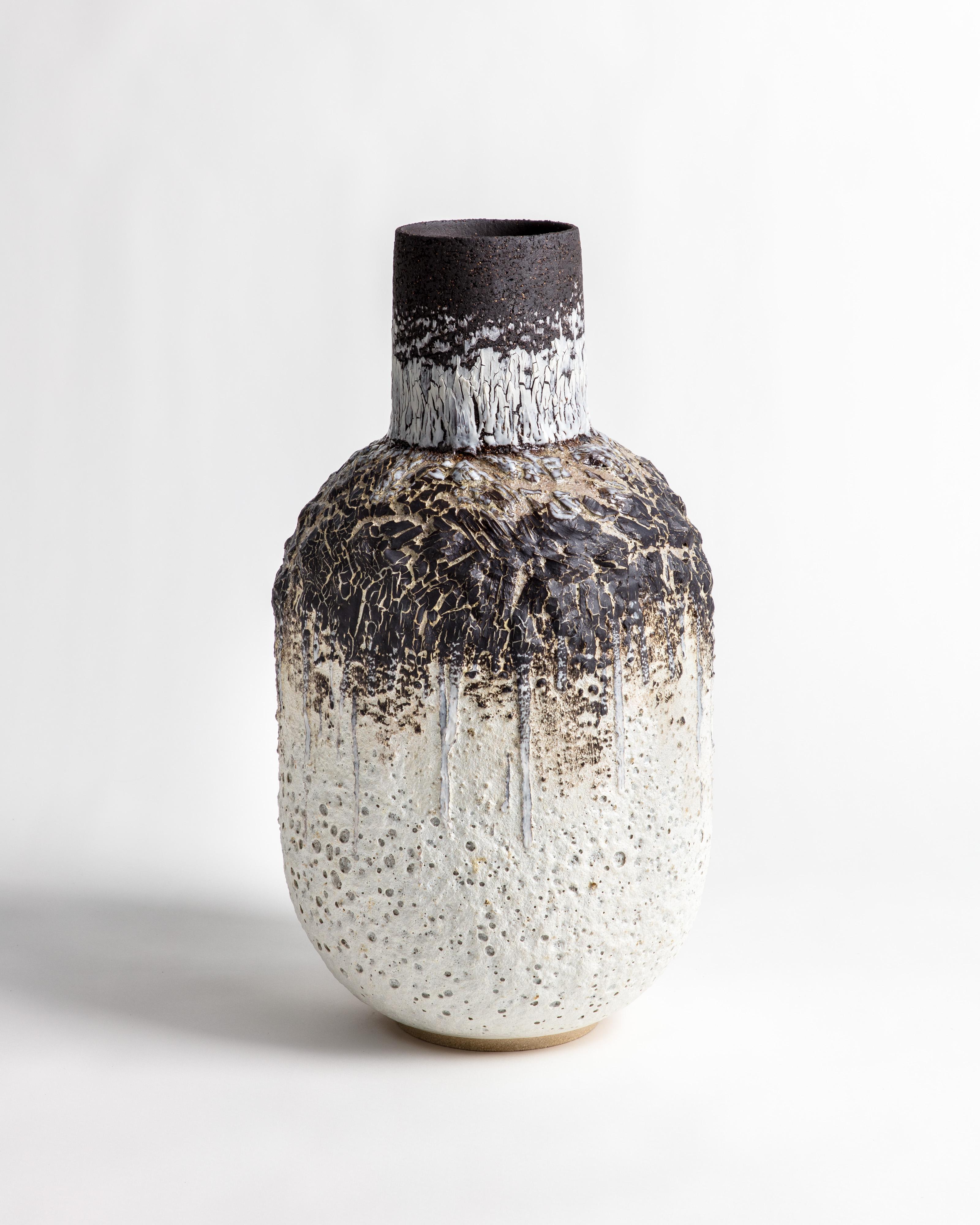 Organique Vase décoratif volcanique blanc avec craquelures en porcelaine noire en vente