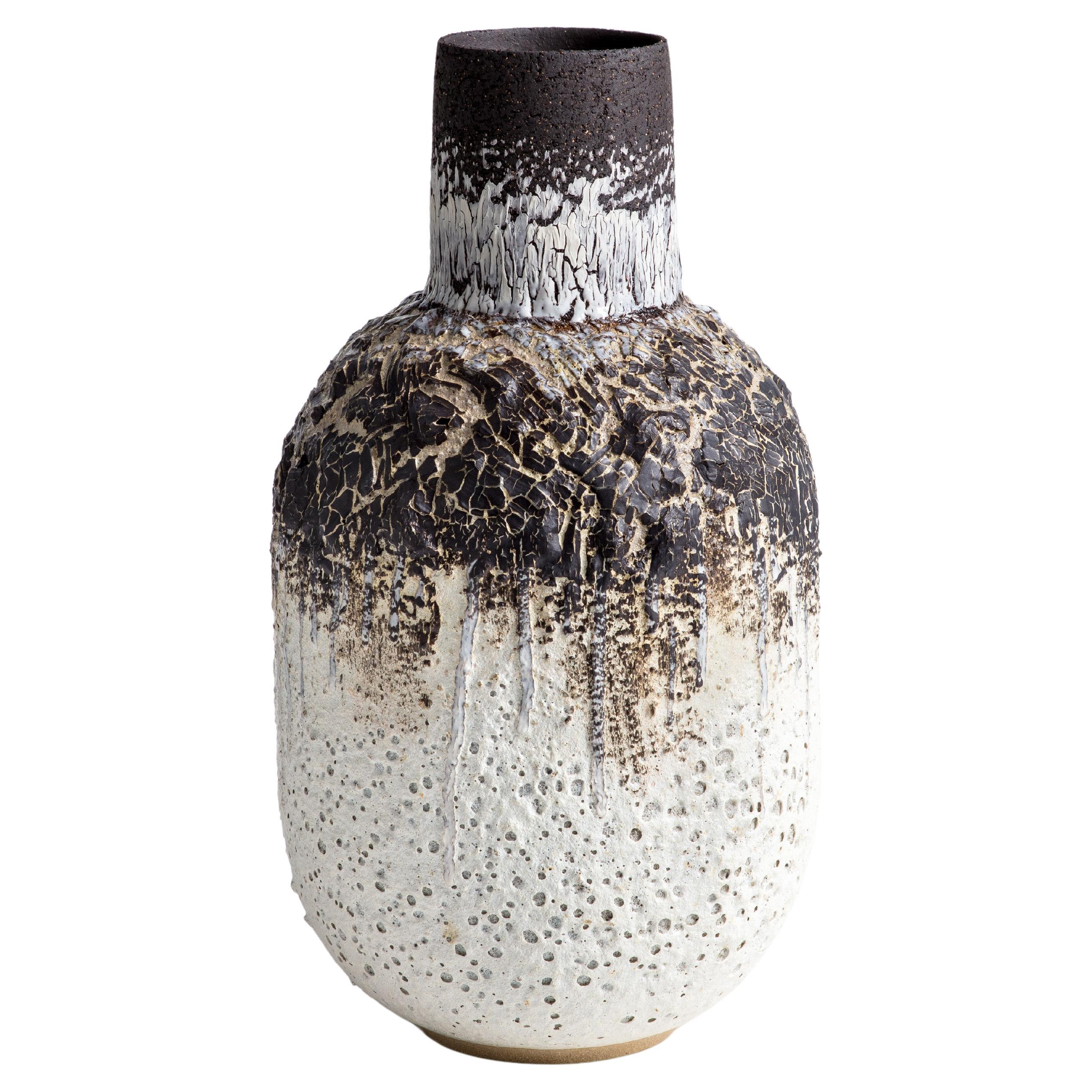 Vase décoratif volcanique blanc avec craquelures en porcelaine noire en vente