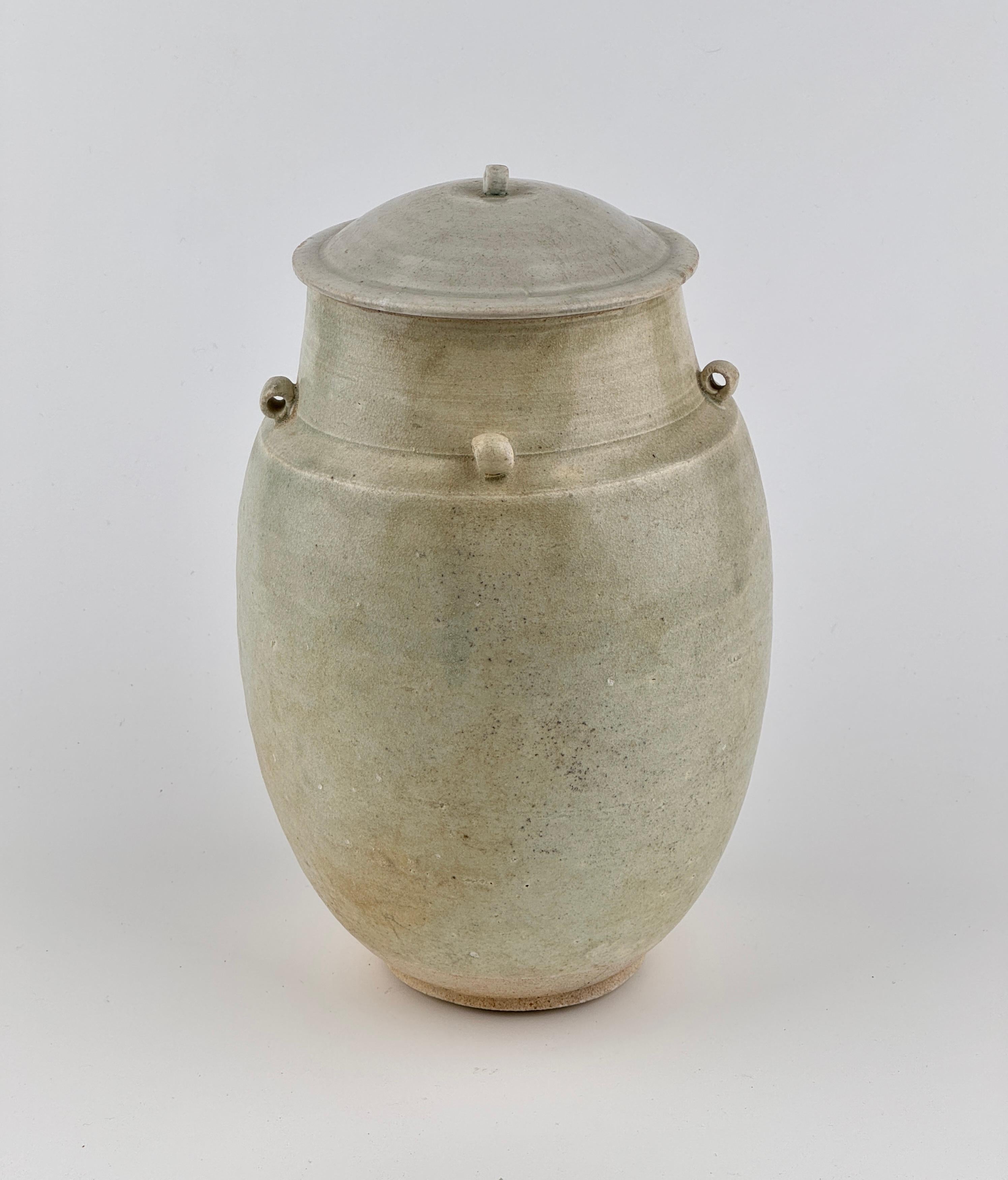 Hong Kong Vaso coperto in ceramica bianca, dinastia Song in vendita