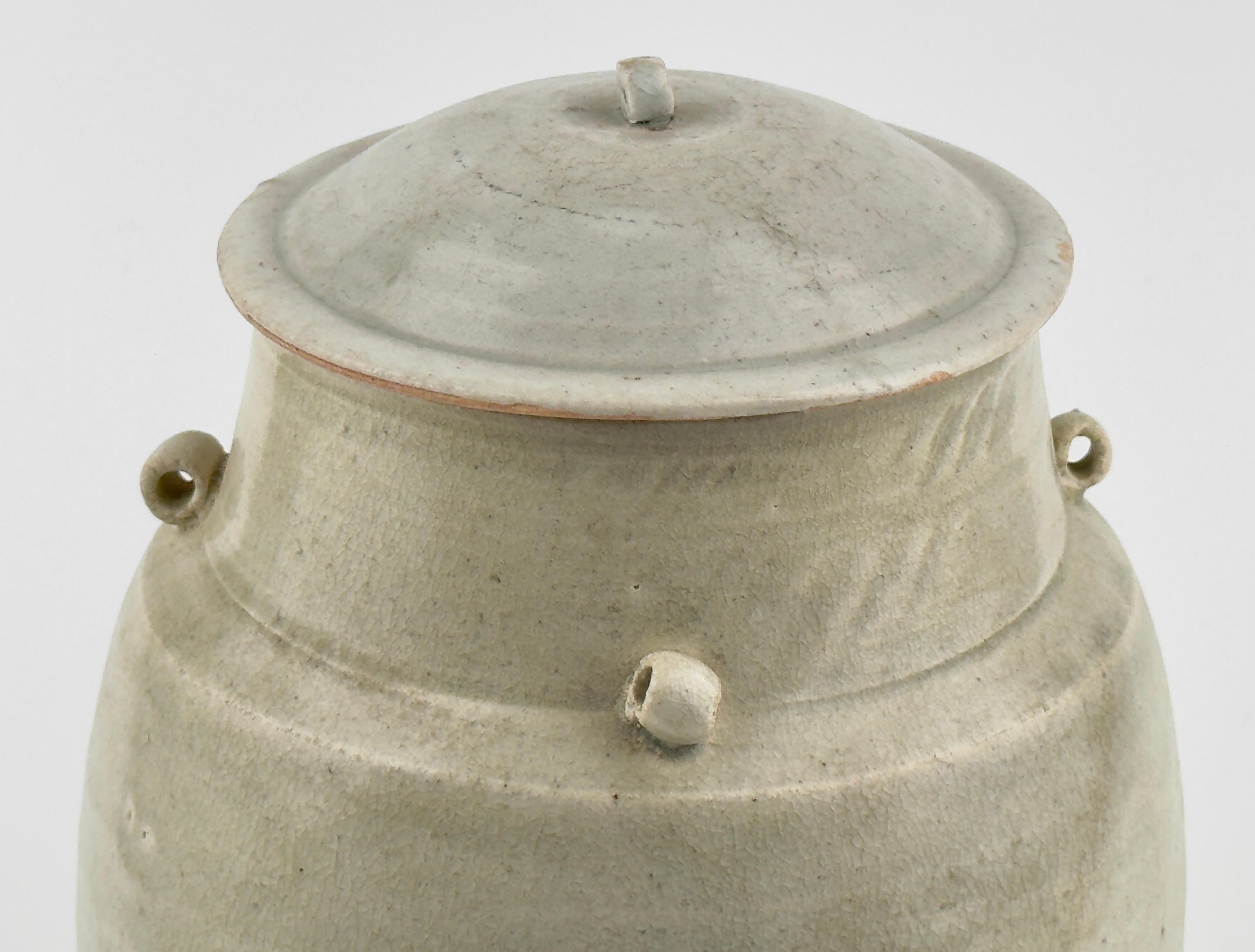 Fino al XVIII secolo Vaso coperto in ceramica bianca, dinastia Song in vendita