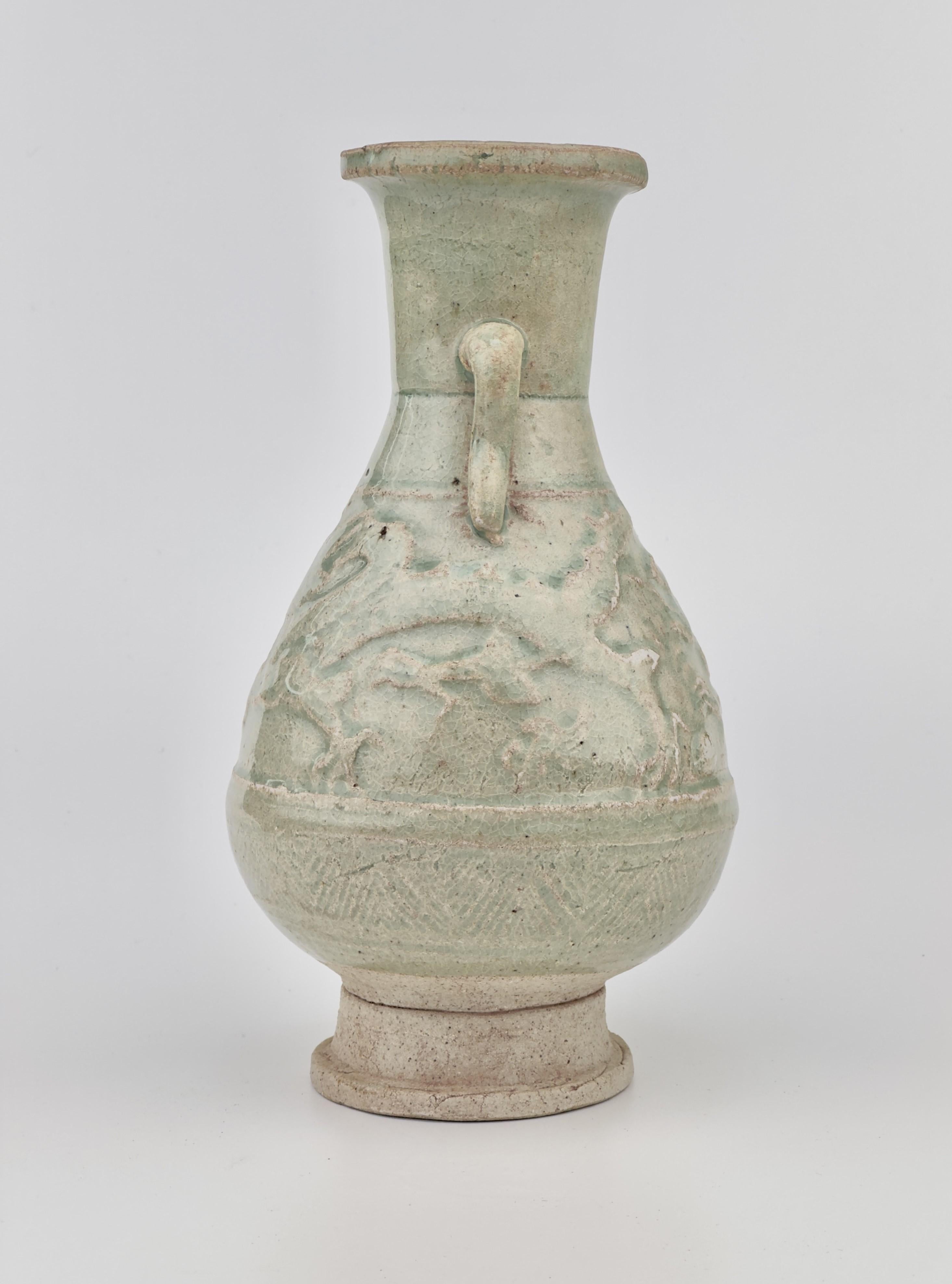 Diese Vase ist aus einer Art porösem, niedrig gebranntem Ton gefertigt und mit einer Craquelé-Glasur versehen. Sie hat Ähnlichkeit mit den berühmten Grabvasen und -deckeln, die mit aufgesetzten Dekorationen verziert sind.

Zeitraum: