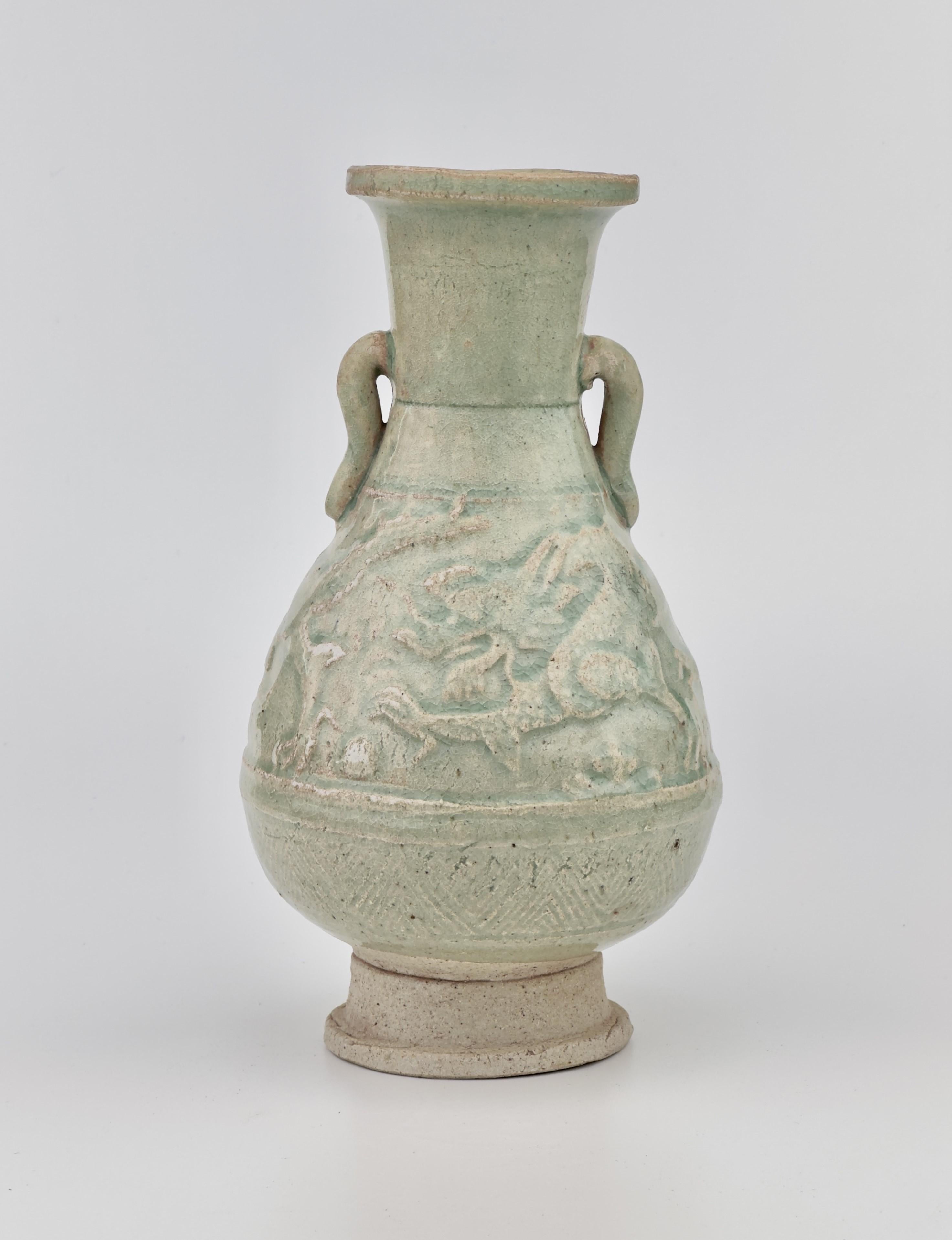 Chinese White Ware with two dragons, Yuan Dynasty, 13-14th century For Sale