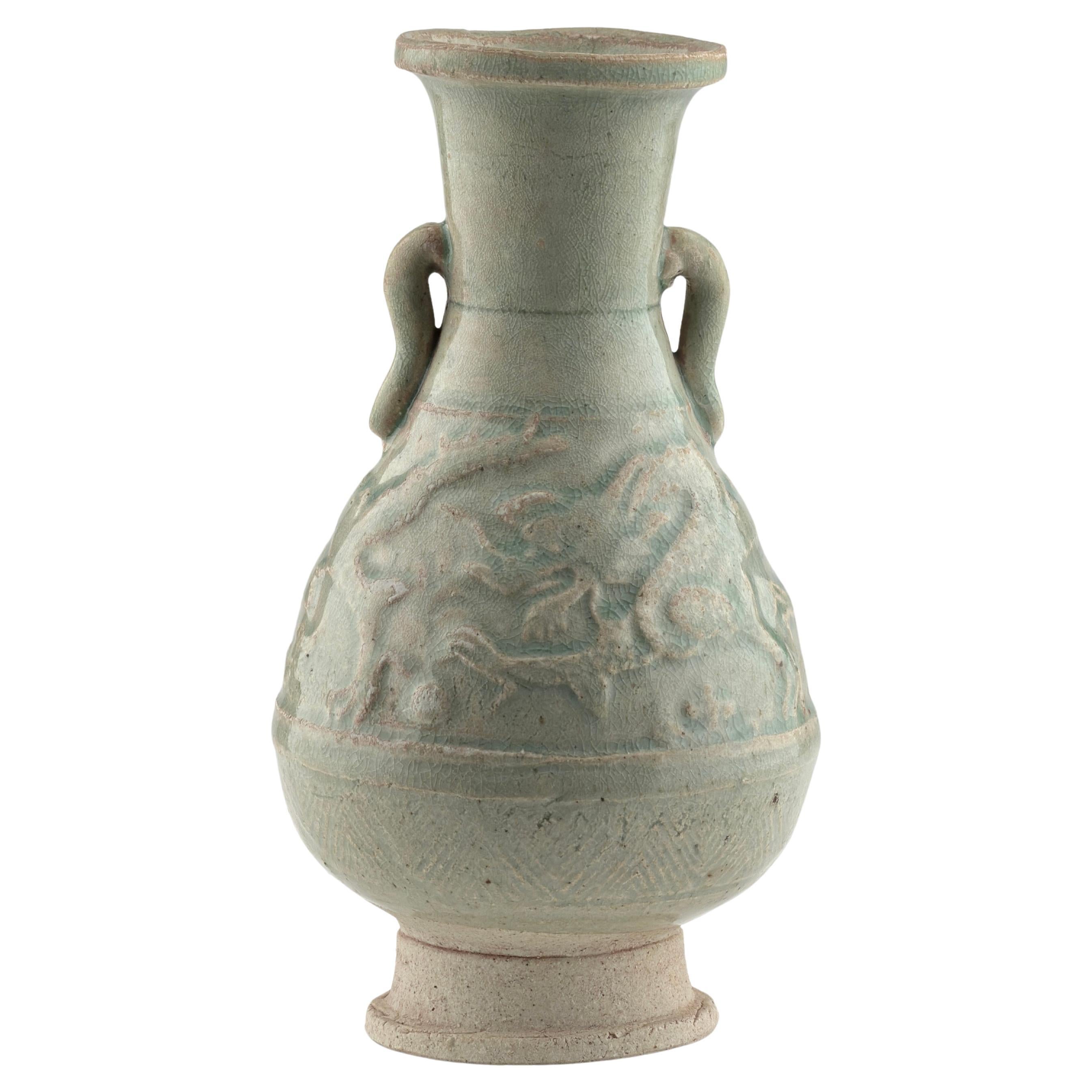 Céramique blanche avec deux dragons, Dynastie Yuan, 13-14e siècle en vente