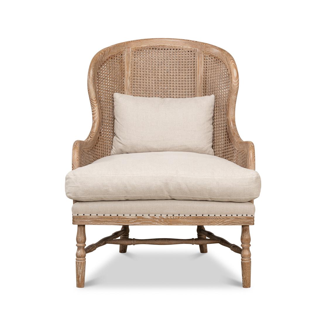 Realizzata in robusto legno di quercia, questa sedia presenta una splendida finitura bianca che emana il classico fascino francese. 

Lo schienale e i lati in canna intrecciata aggiungono un tocco di fascino vintage, mentre i cuscini della seduta e