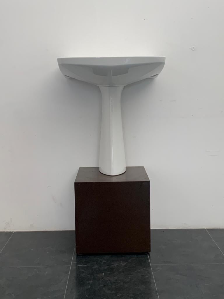 Washbasin with column from the Oneline series by Gio Ponti for Ideal Standard, 1960. Dimensions h 80x70x57 cm. Arrangement 3 holes or to put taps on the wall. By removing the architectural garments from the appliances, the column that pretends to