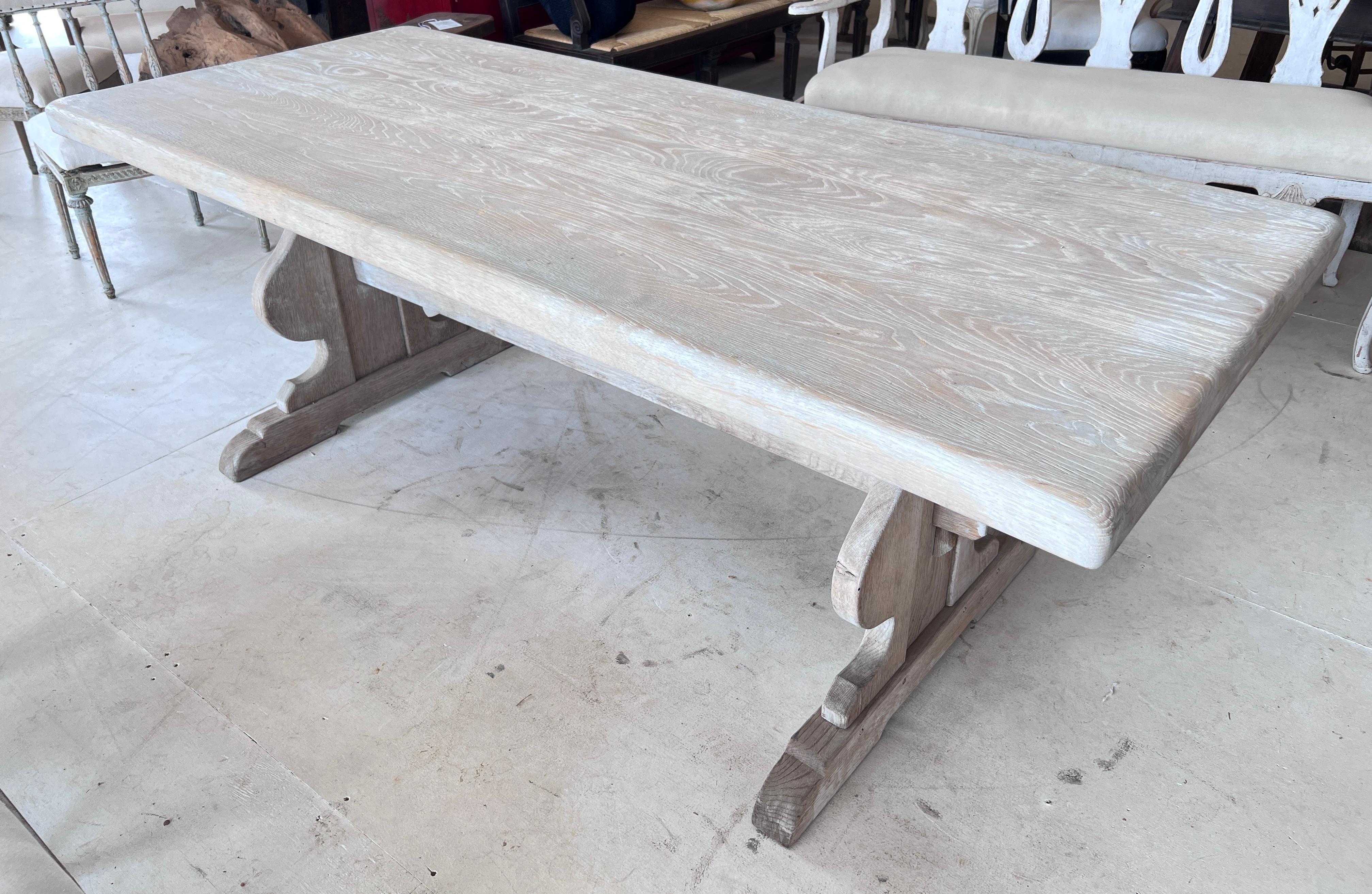 Quelle fantastique table de salle à manger belge à tréteaux, lavée en blanc. Il est parfait pour une petite salle à manger ou une kitchenette. Lavé à la perfection par des maîtres artisans en Belgique. Ne cherchez pas plus loin, car il s'agit d'une