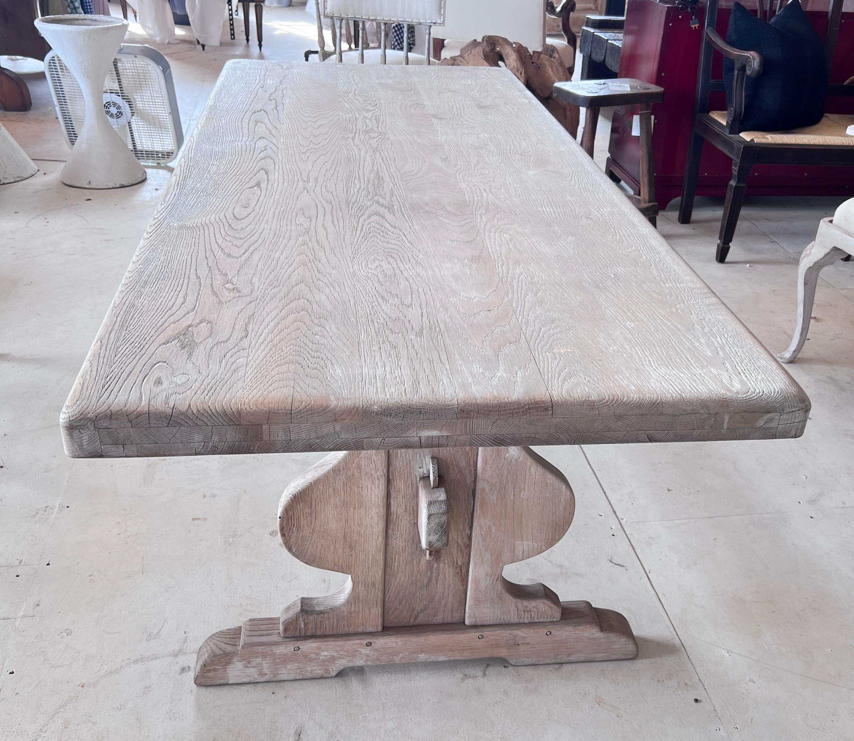 Fait main Table à manger belge à tréteaux blanchie à la chaux en vente