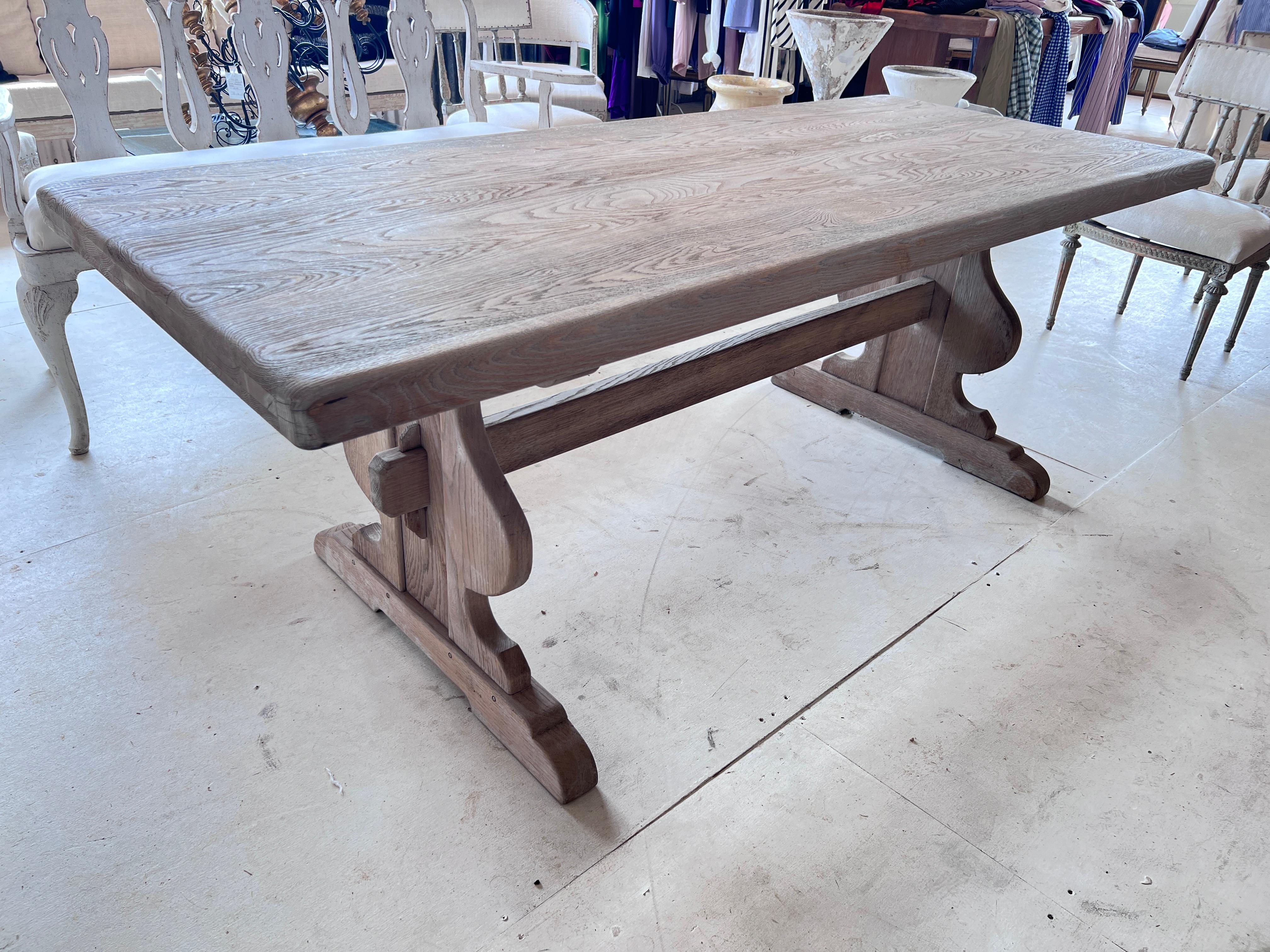 20ième siècle Table à manger belge à tréteaux blanchie à la chaux en vente
