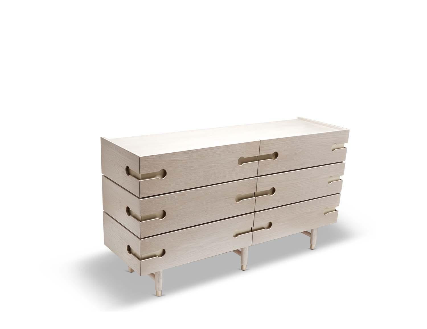 Il comò Niguel a 6 cassetti presenta 6 cassetti, piedini in ottone e dettagli intarsiati in ottone.

La collezione Lawson-Fenning è progettata e realizzata a mano a Los Angeles, in California. Contatta per scoprire quali sono le opzioni attualmente
