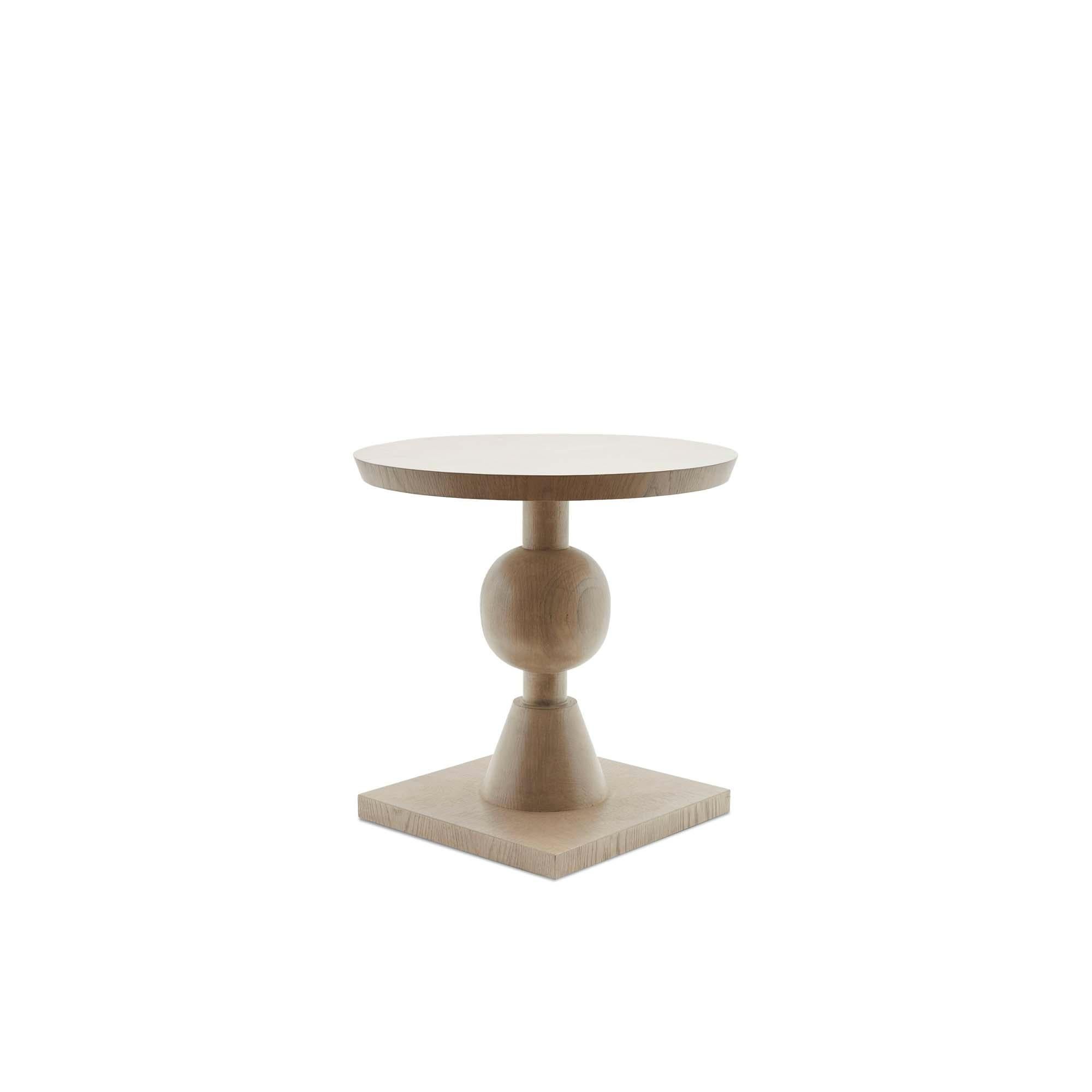 Mesa sur de roble lavado blanco de Lawson-Fenning. La Mesa Sur presenta una serie de formas geométricas apiladas con detalles de madera maciza. Disponible en nogal americano o roble blanco.

La colección Lawson-Fenning está diseñada y fabricada a