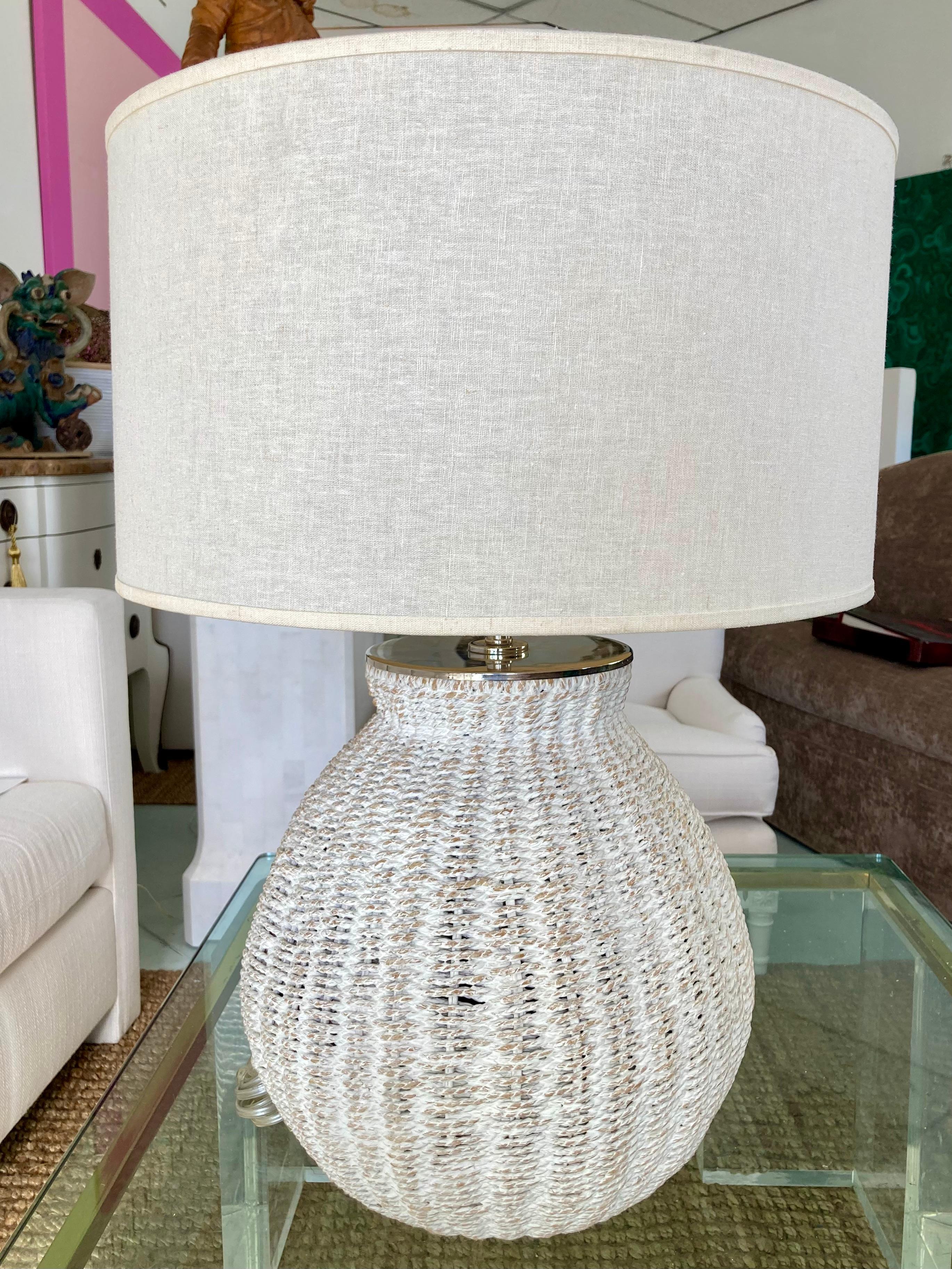 Magnifique lampe panier en osier lavé blanc avec des accessoires chromés. Un complément idéal pour vos intérieurs et dessus de table d'inspiration moderne boho chic.