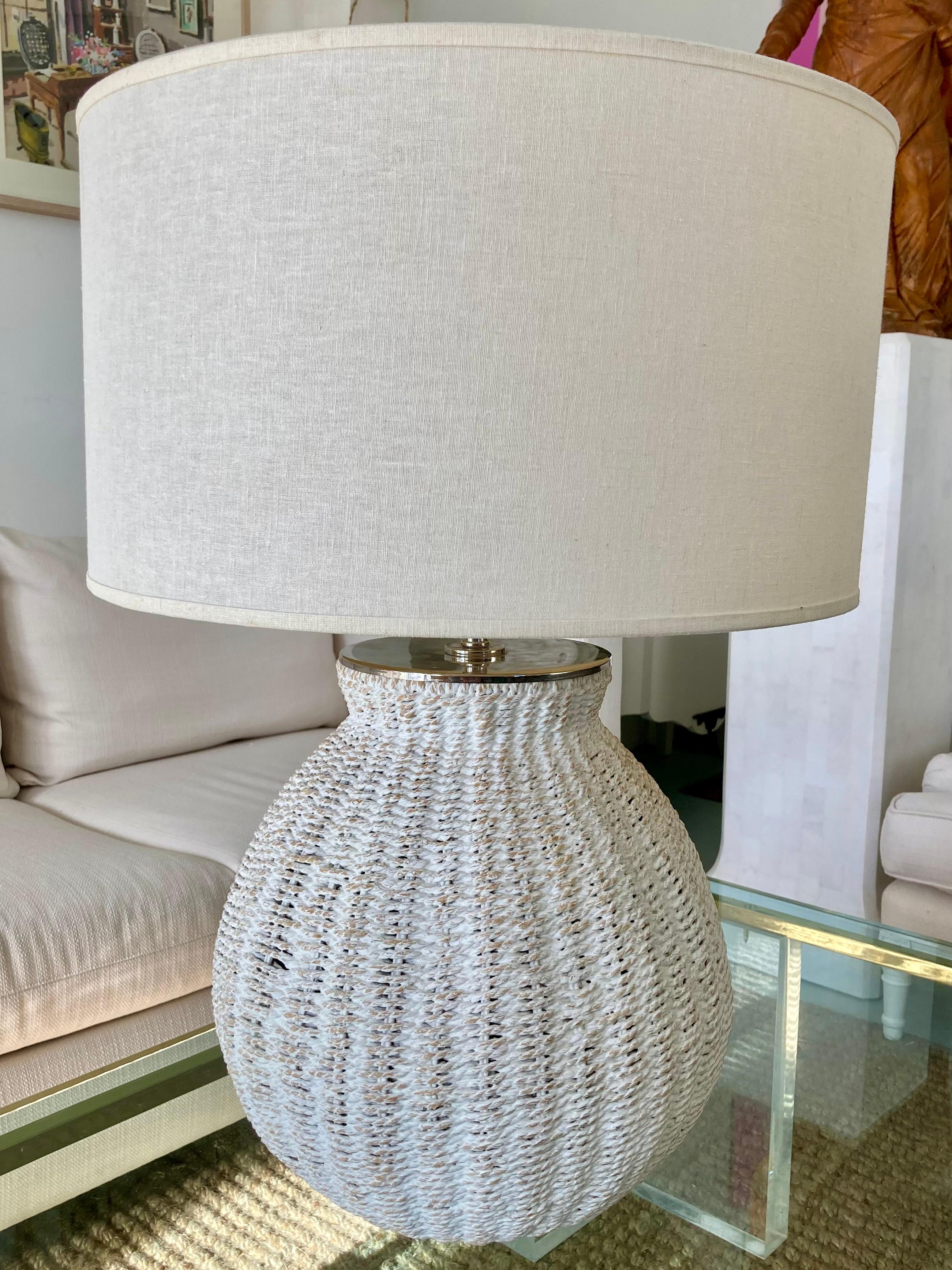 Moderne Lampe panier en osier blanchi avec raccords chromés en vente