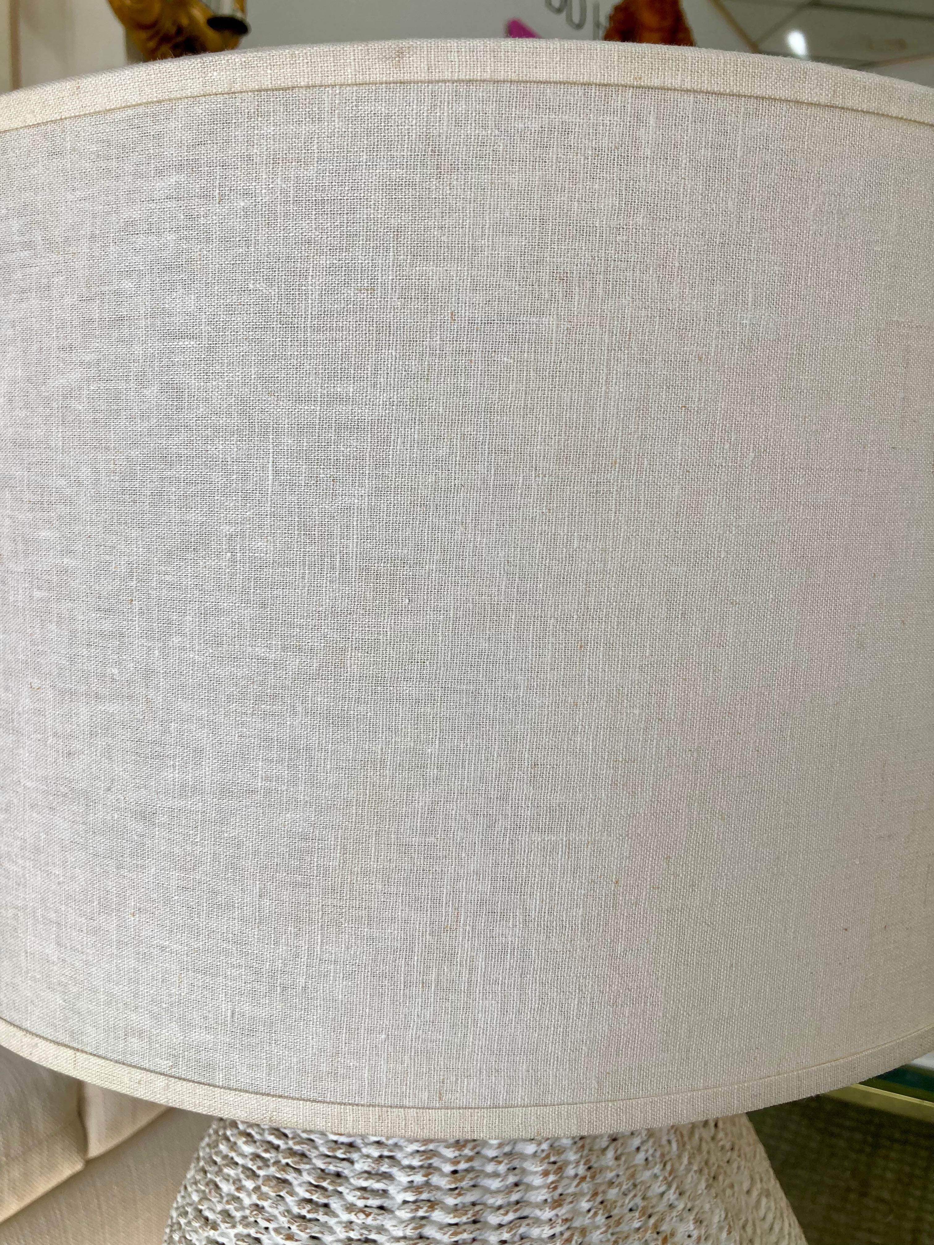 Fin du 20e siècle Lampe panier en osier blanchi avec raccords chromés en vente