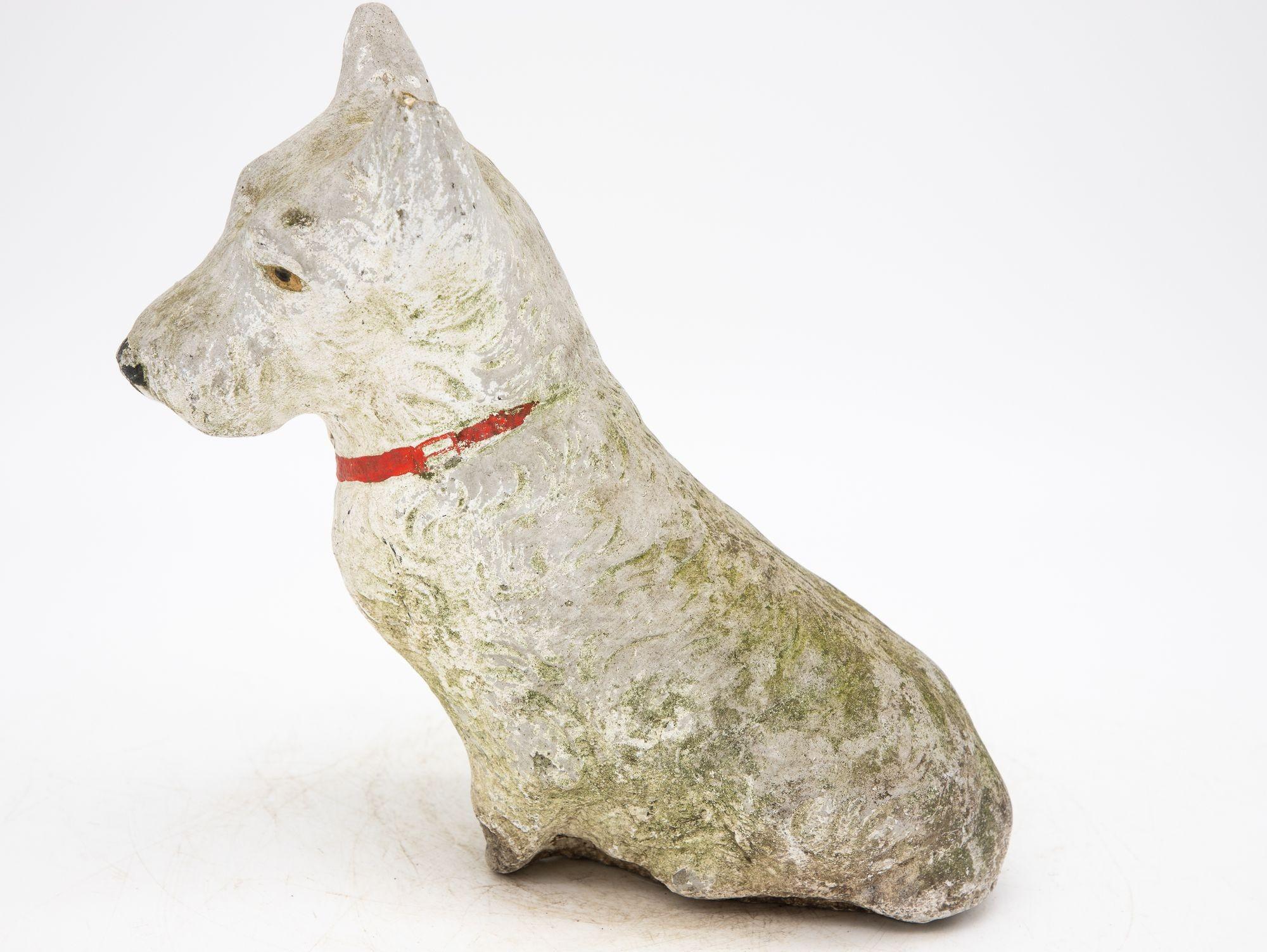 Statue de jardin unique en pierre reconstituée en forme de chien Westie peint en blanc avec collier peint en rouge, et yeux et nez noirs. Fabriquée en Angleterre au milieu du XXe siècle, cette charmante statue est un élément ludique à ajouter au