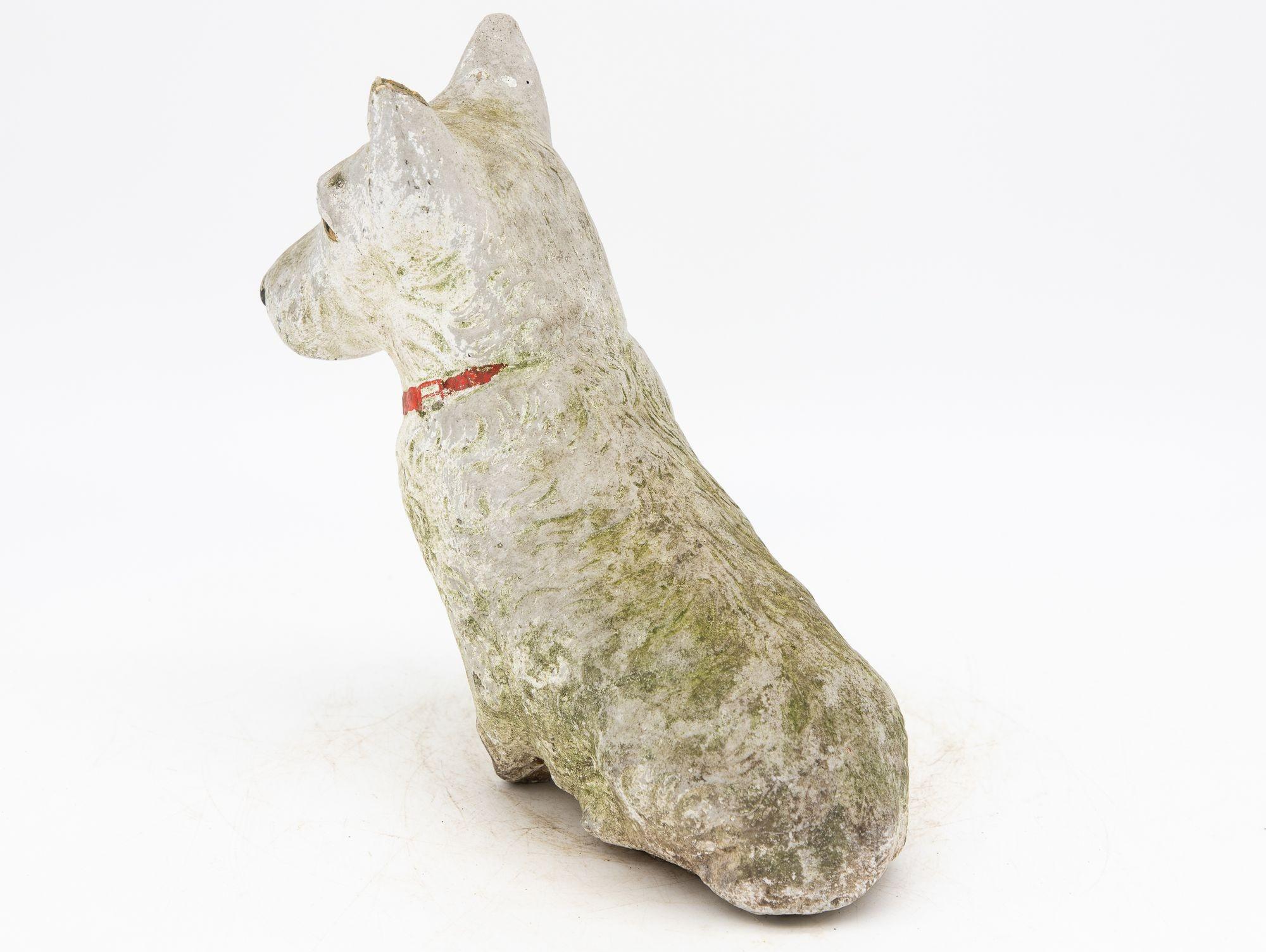 Anglais Ornement de jardin avec chien Westie blanc reconstitué, anglais du milieu du 20e siècle en vente