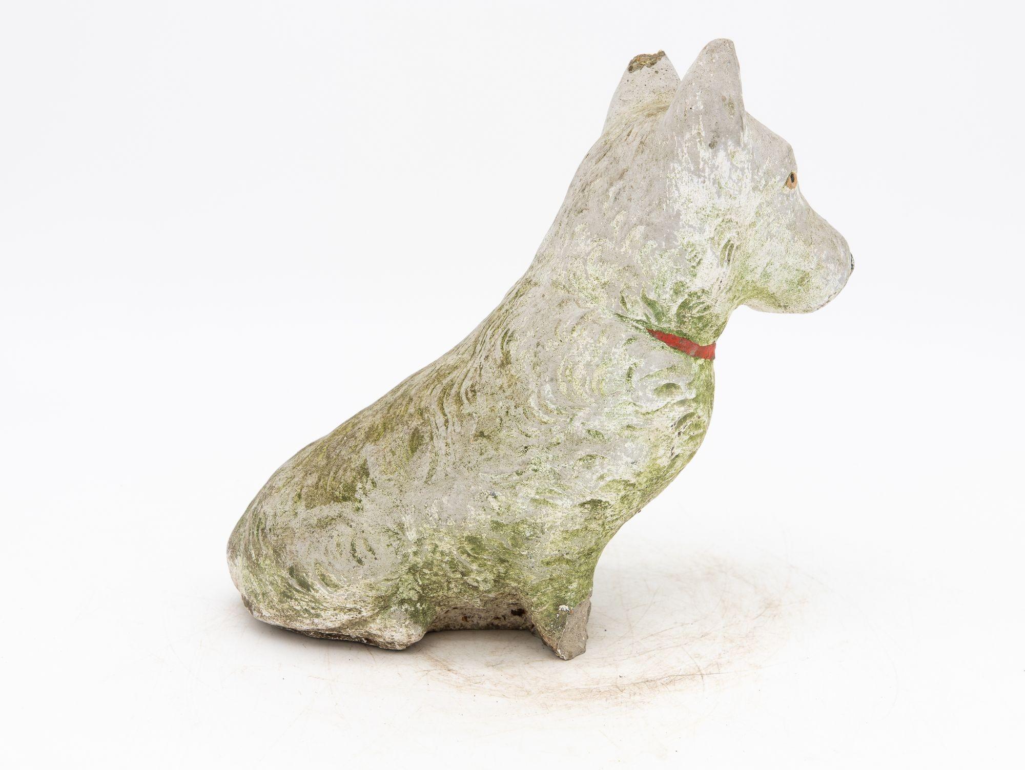 20ième siècle Ornement de jardin avec chien Westie blanc reconstitué, anglais du milieu du 20e siècle en vente