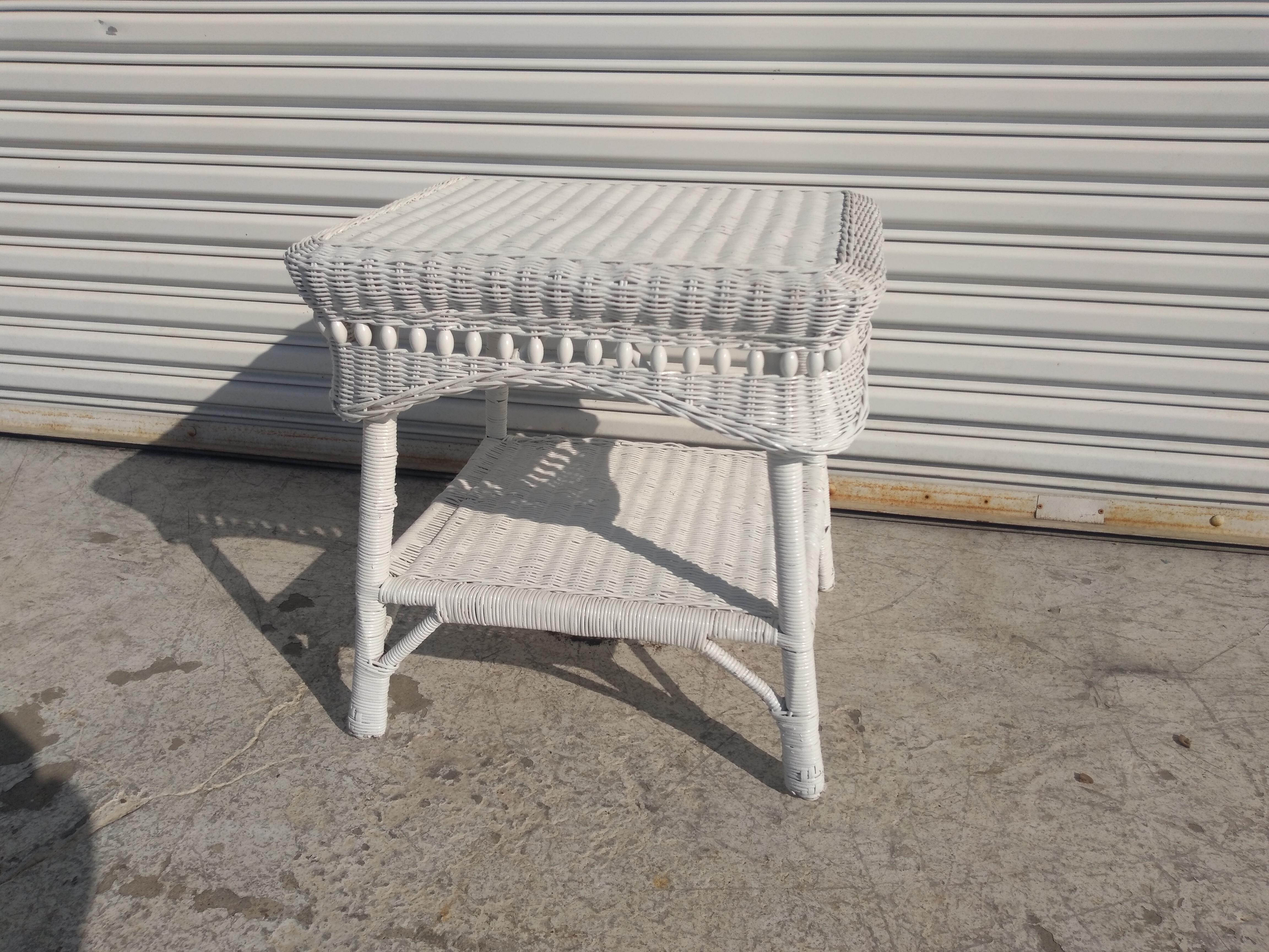 White Wicker Boho Chic Side Table In Good Condition For Sale In Pasadena, TX