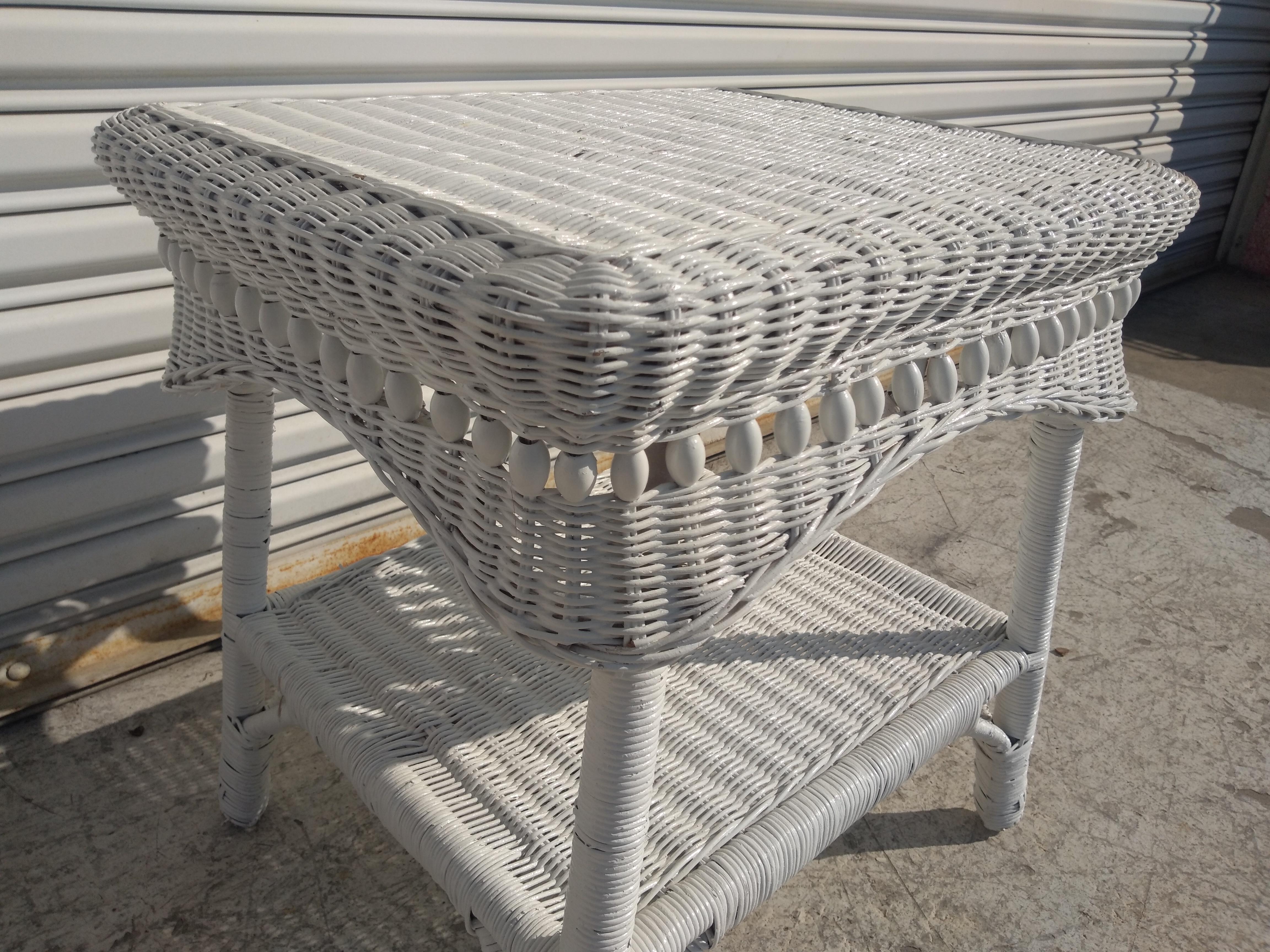 20th Century White Wicker Boho Chic Side Table For Sale