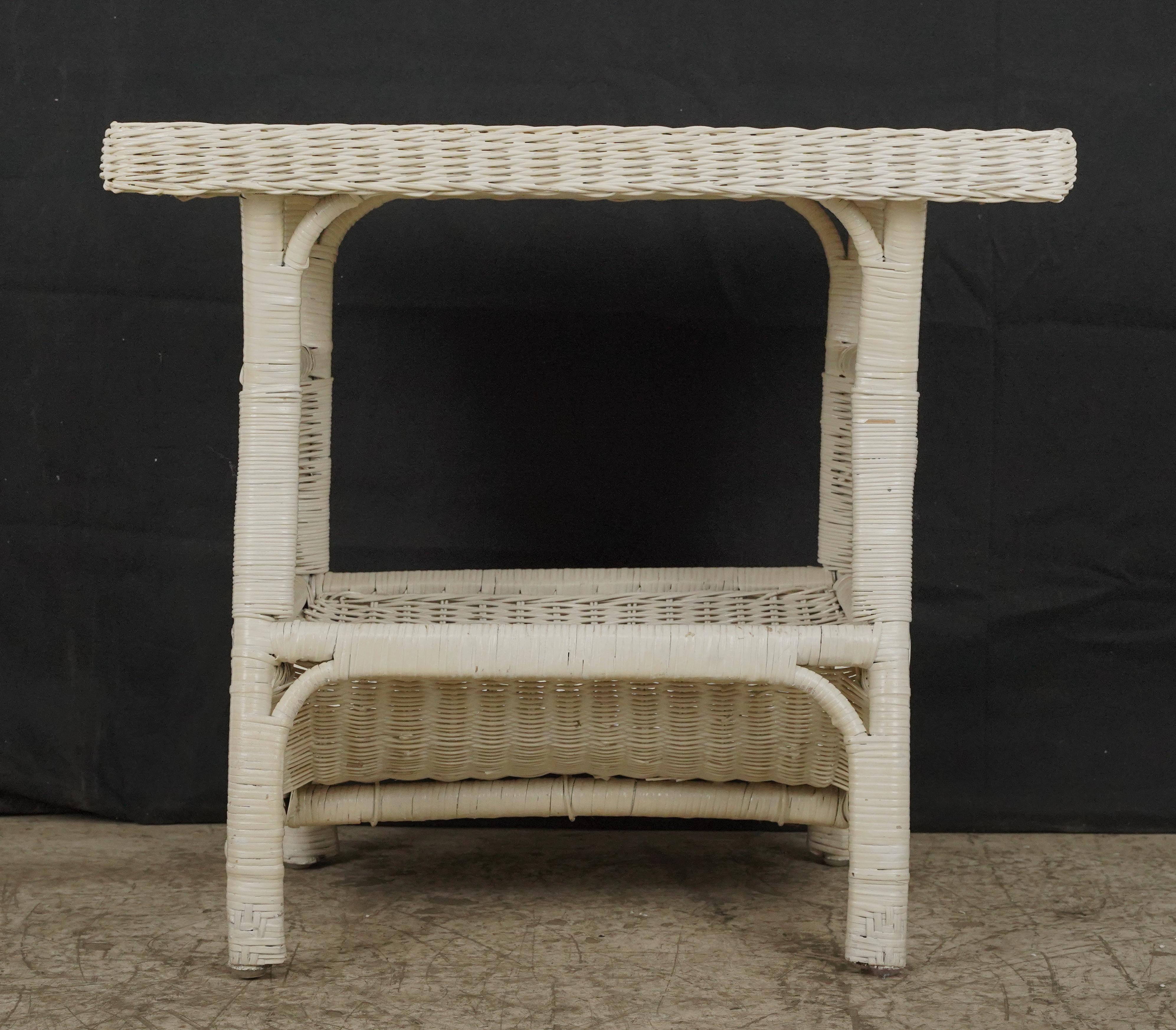White Wicker Magazine End Table In Good Condition For Sale In New York, NY