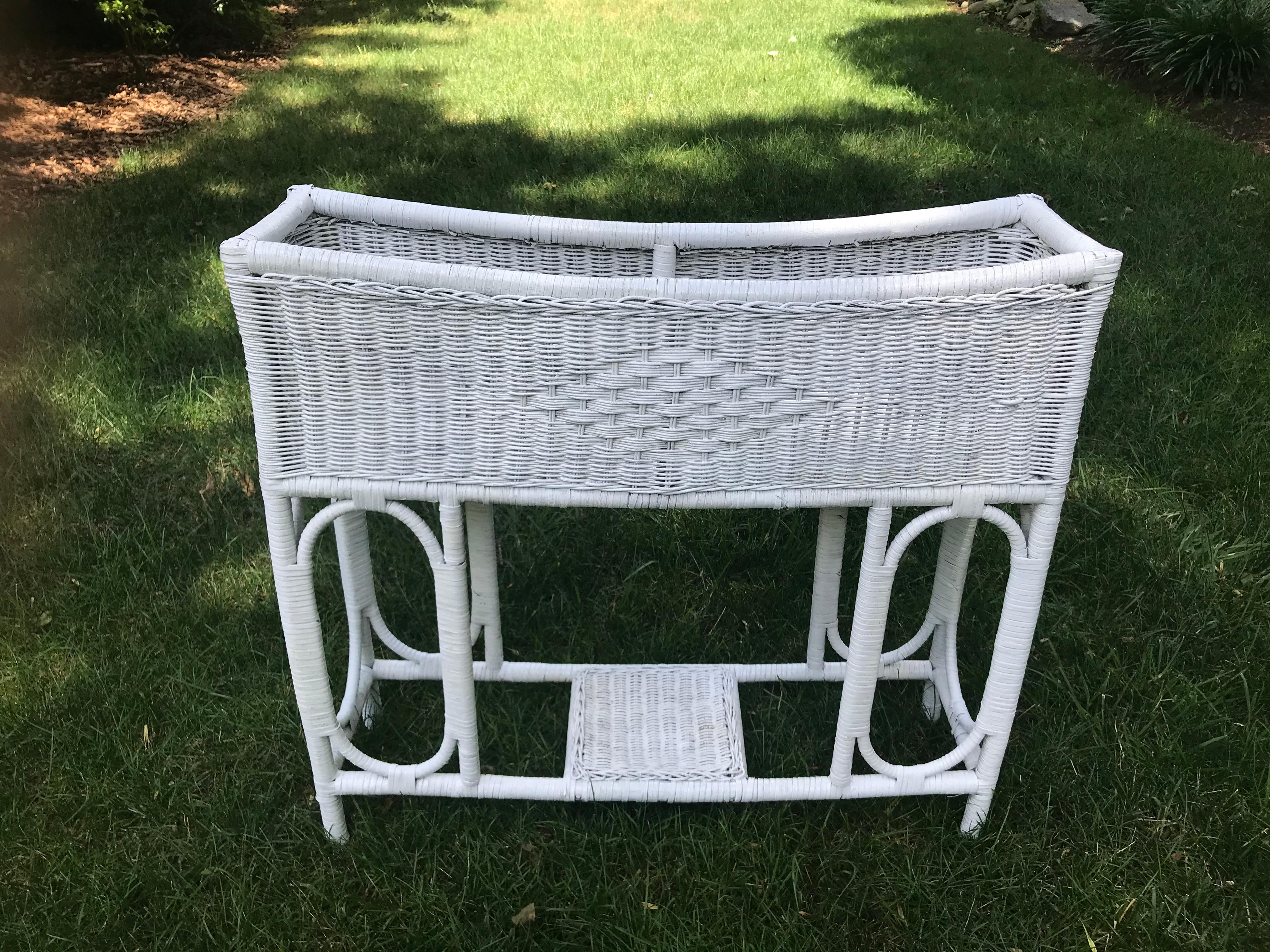 White Wicker Plant Stand In Good Condition In New York, NY