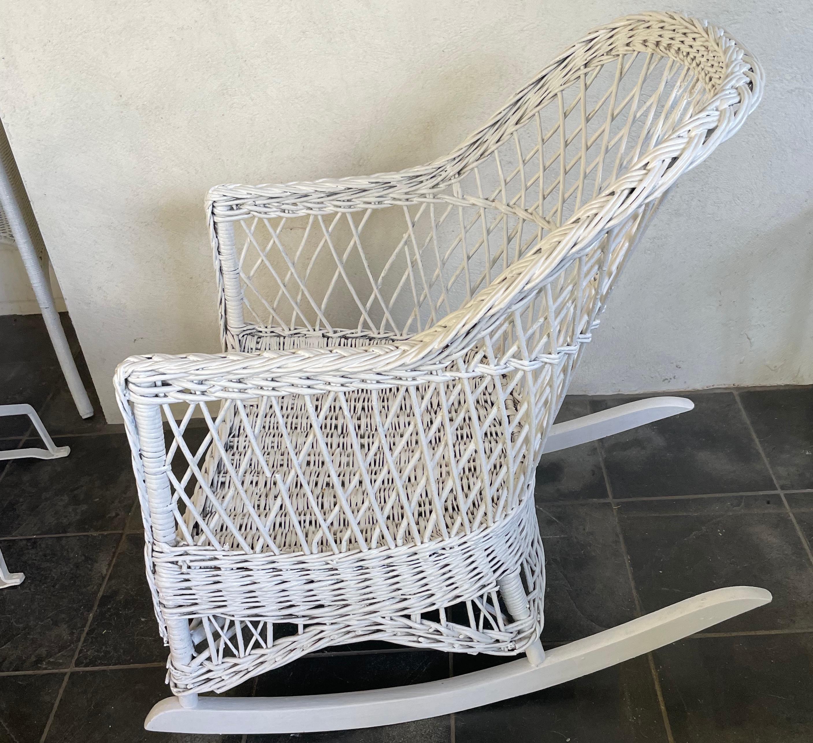 Rocking Chair aus weißem Weidengeflecht (Gemalt) im Angebot