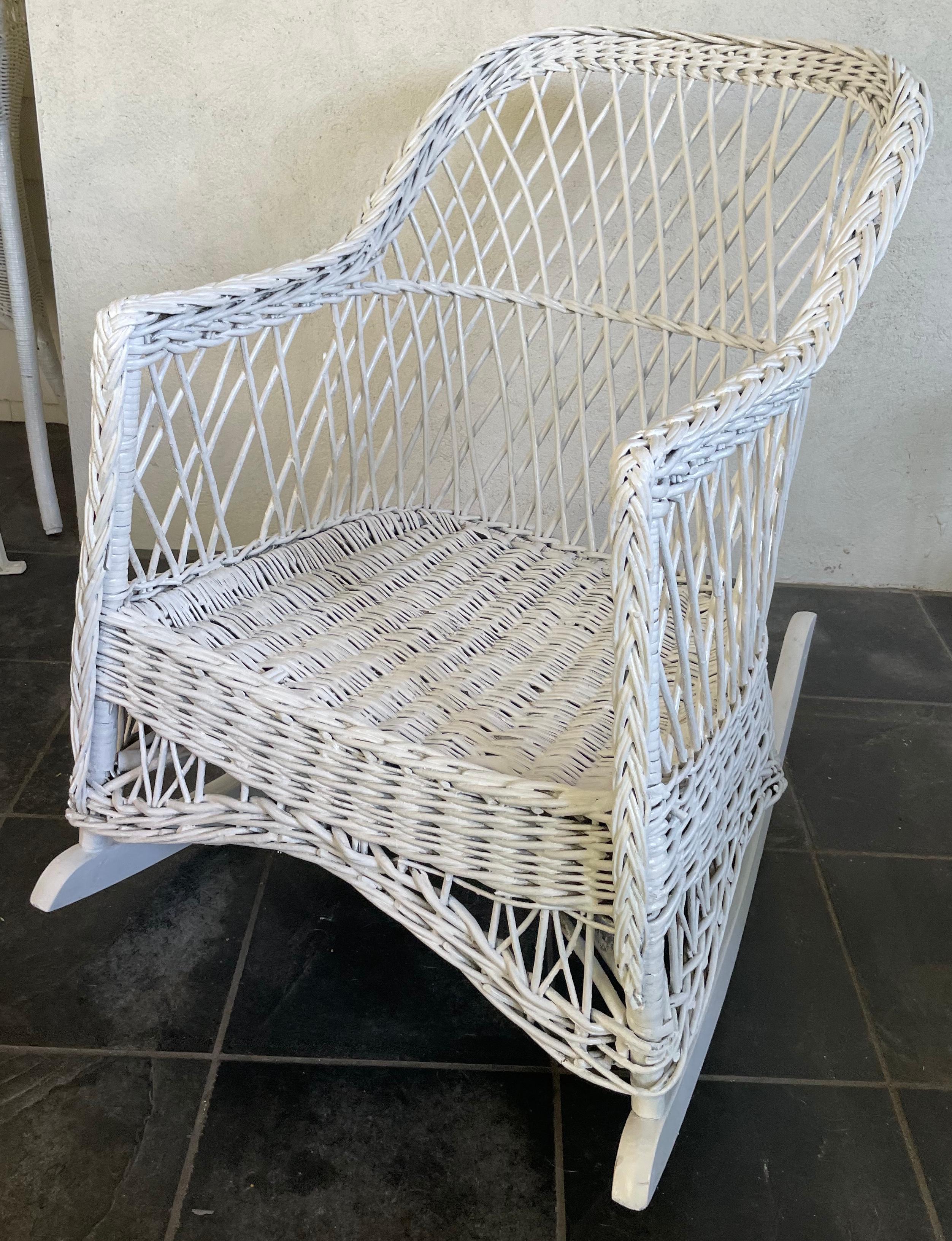 Rocking Chair aus weißem Weidengeflecht (Mitte des 20. Jahrhunderts) im Angebot