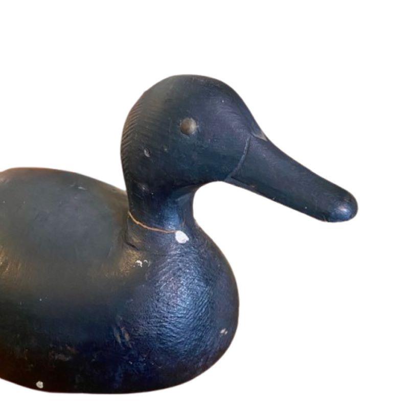 Señuelo de primitiva gallineta aliblanca de Elmer Crowell (East Harwich: 1862-1952), hacia 1910, un gran señuelo tallado y pintado a mano con la sencilla pintura de una gallineta aliblanca. Se trata de un modelo anterior a la estampación, con