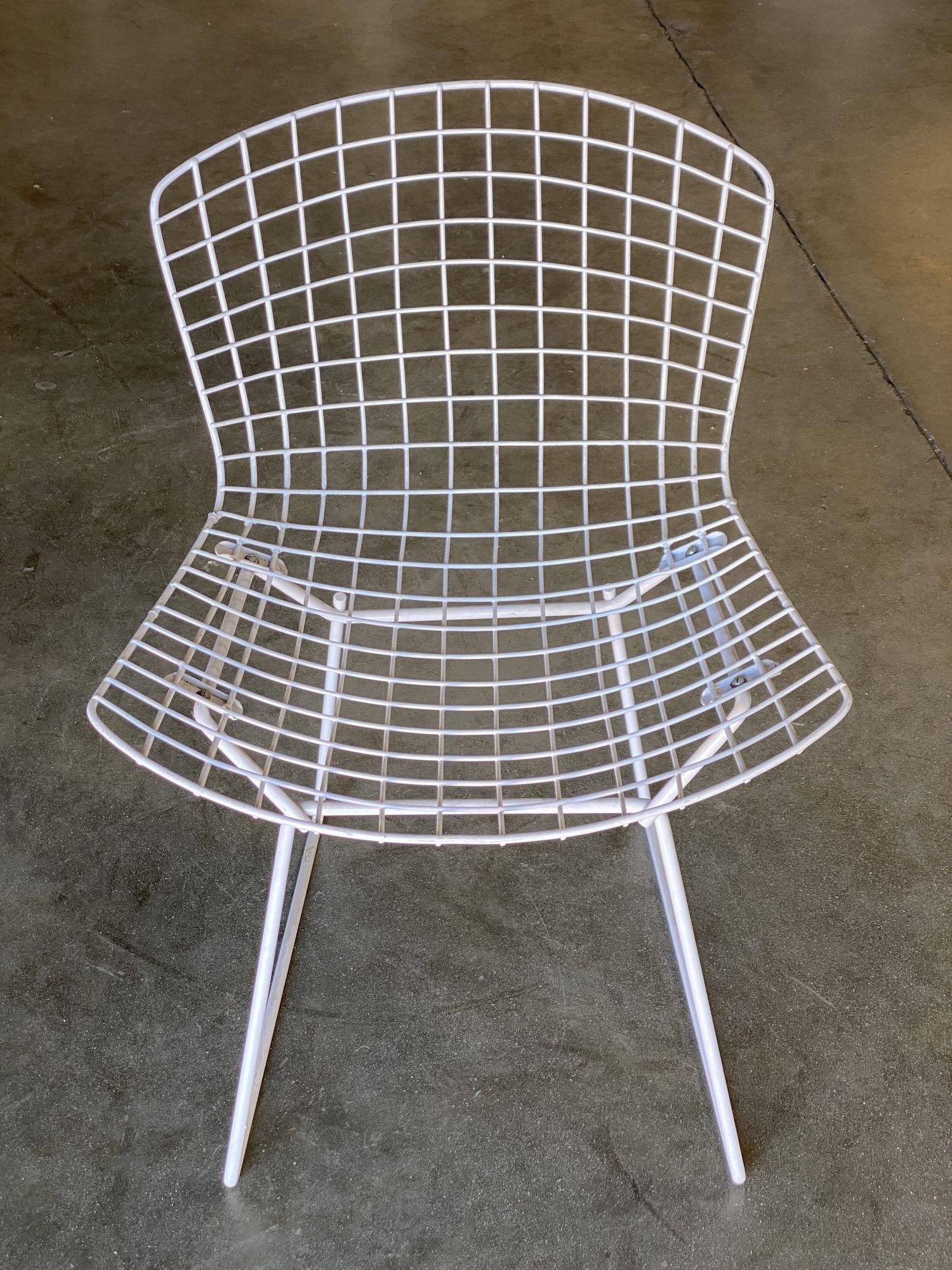 Beistellstuhl aus weißem Draht von Harry Bertoia für Knoll, Paar um 1952 (Moderne der Mitte des Jahrhunderts) im Angebot