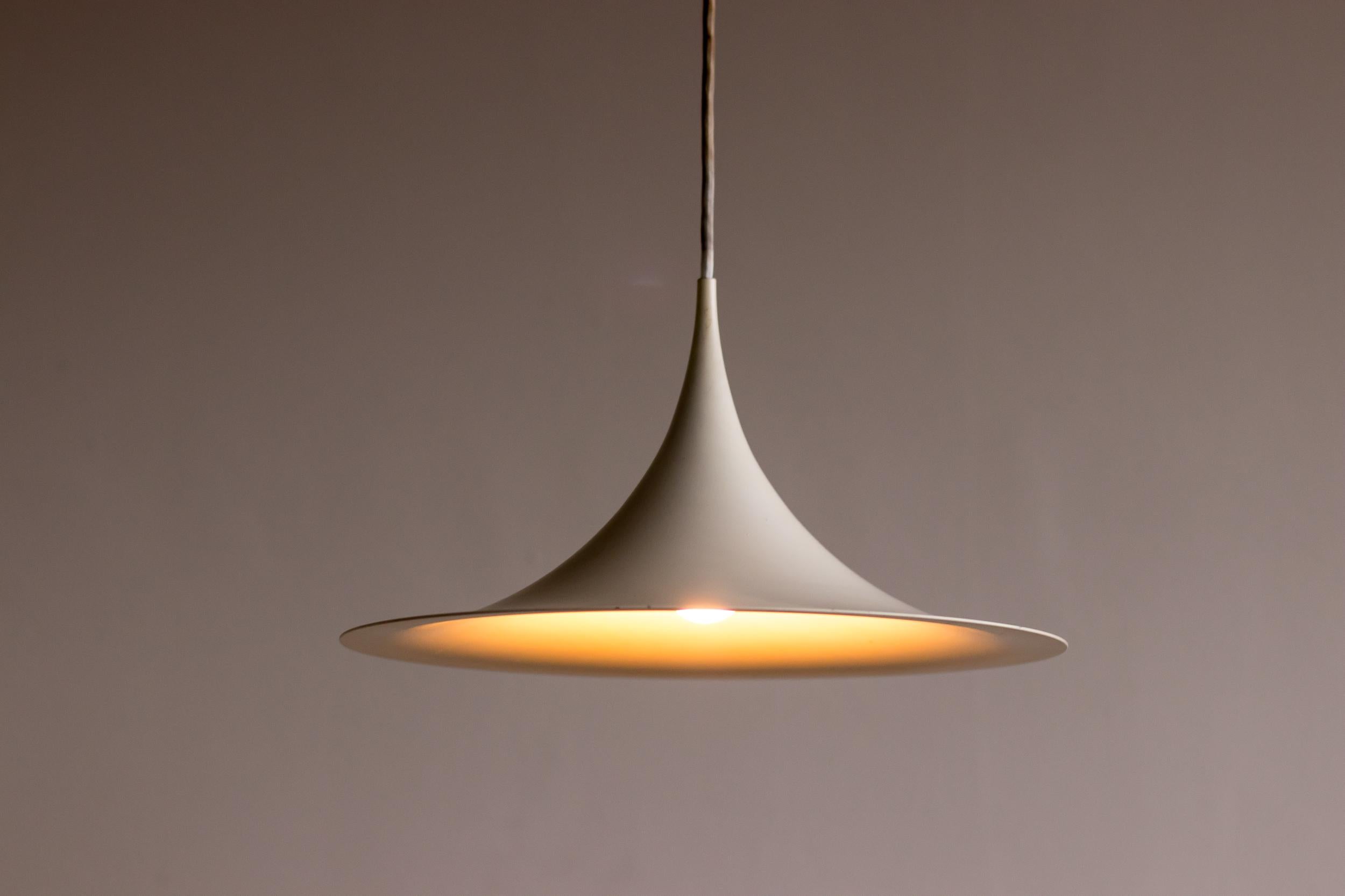 Lampada a sospensione in alluminio smaltato bianco disegnata da Claus Bonderup e Thorsten Thorup per Fog & Mørup. Edizione molto precoce con hardware in bachelite in squisite condizioni vintage.
Marcato con etichetta.

Fog & Mørup era un'azienda