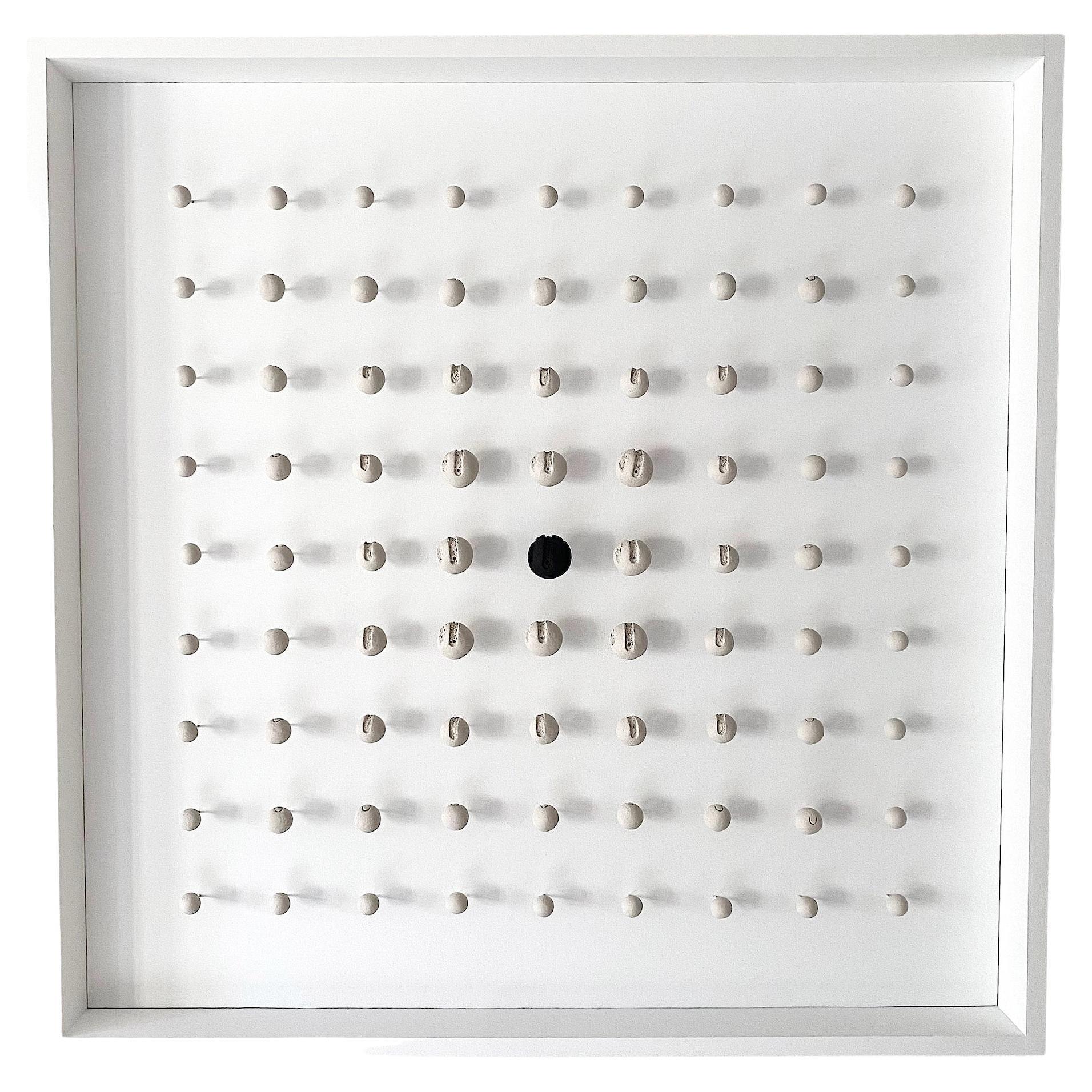 Der zeitgenössische französische Künstler Yann Masseyeff schafft eine dramatische Wandskulptur.
Verwendung von Keramik-/Steingutkugeln mit unterschiedlichem Design in einer ausgestellten Schattenbox aus weißem Holz.
Die Beleuchtung erzeugt