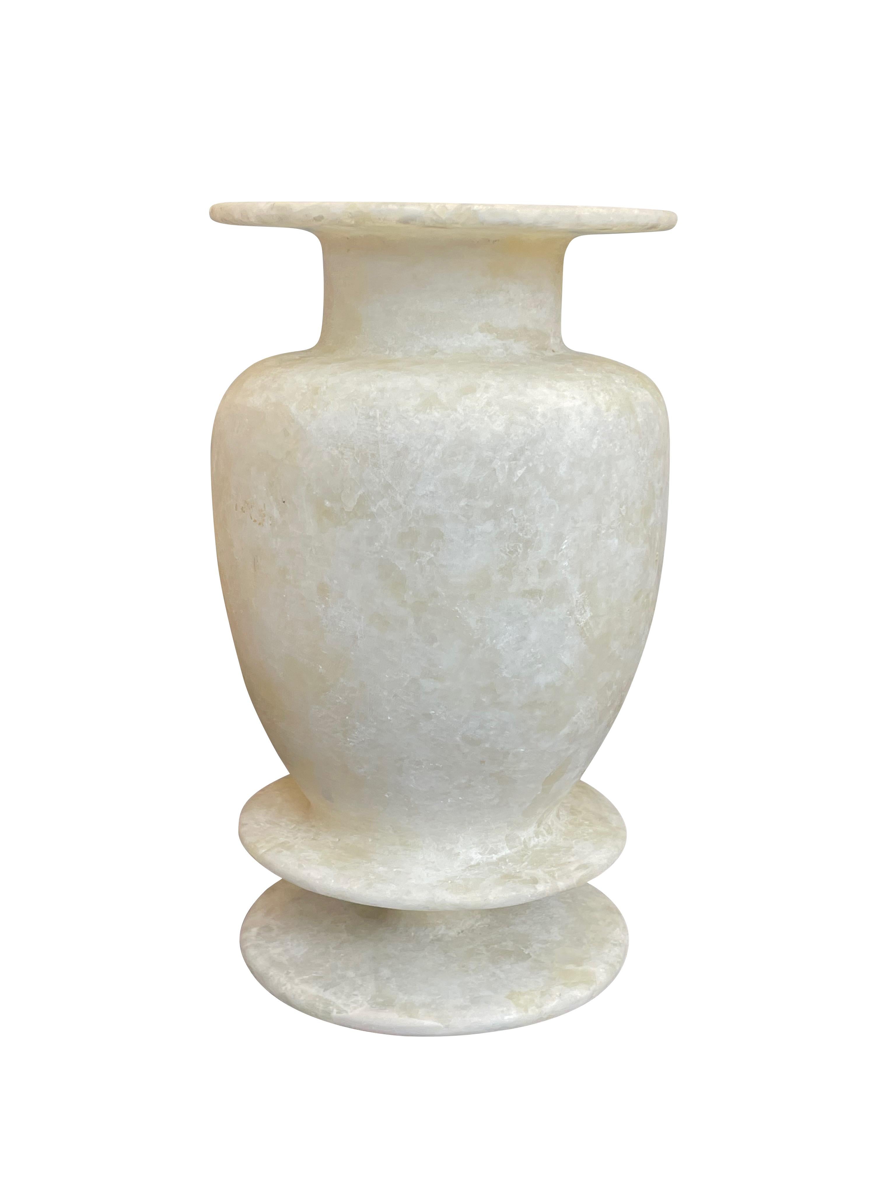Vaso egiziano contemporaneo in alabastro bianco.
Forma classica con base decorativa a doppio anello.
Scolpito, modellato e lucidato a mano.