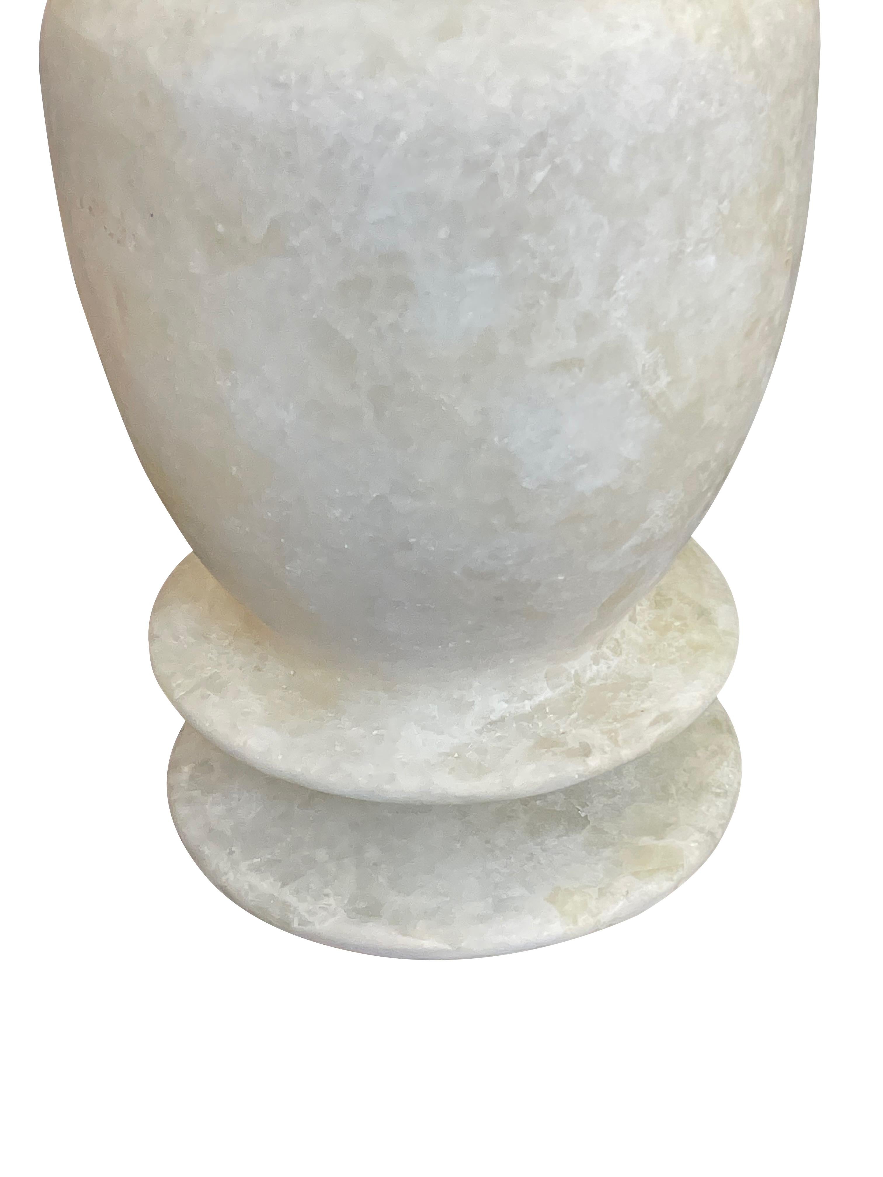 Egizio Vaso di alabastro bianco con base a doppio anello, Egitto, Contemporary in vendita