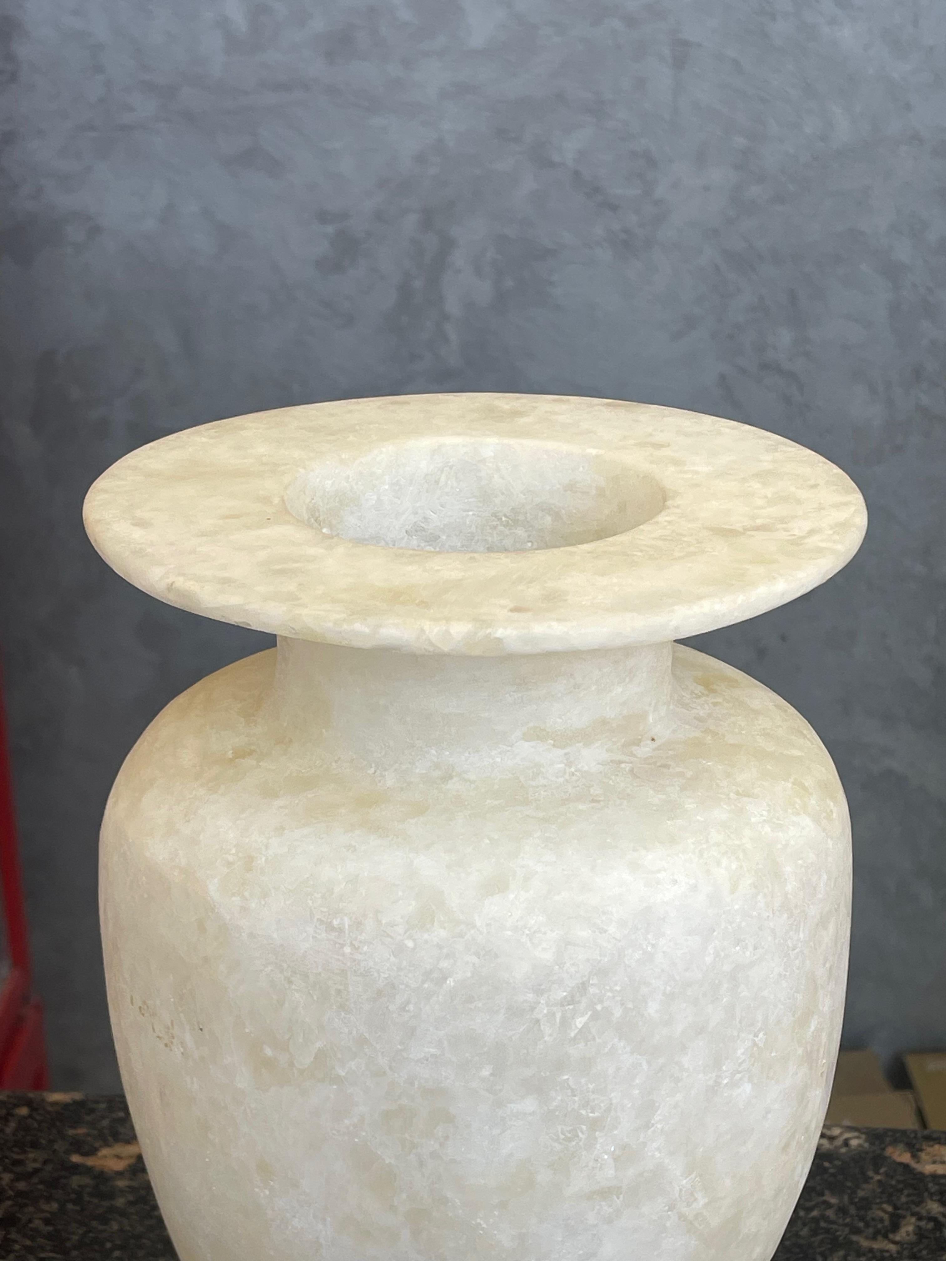 Vaso di alabastro bianco con base a doppio anello, Egitto, Contemporary In condizioni Nuovo in vendita a New York, NY