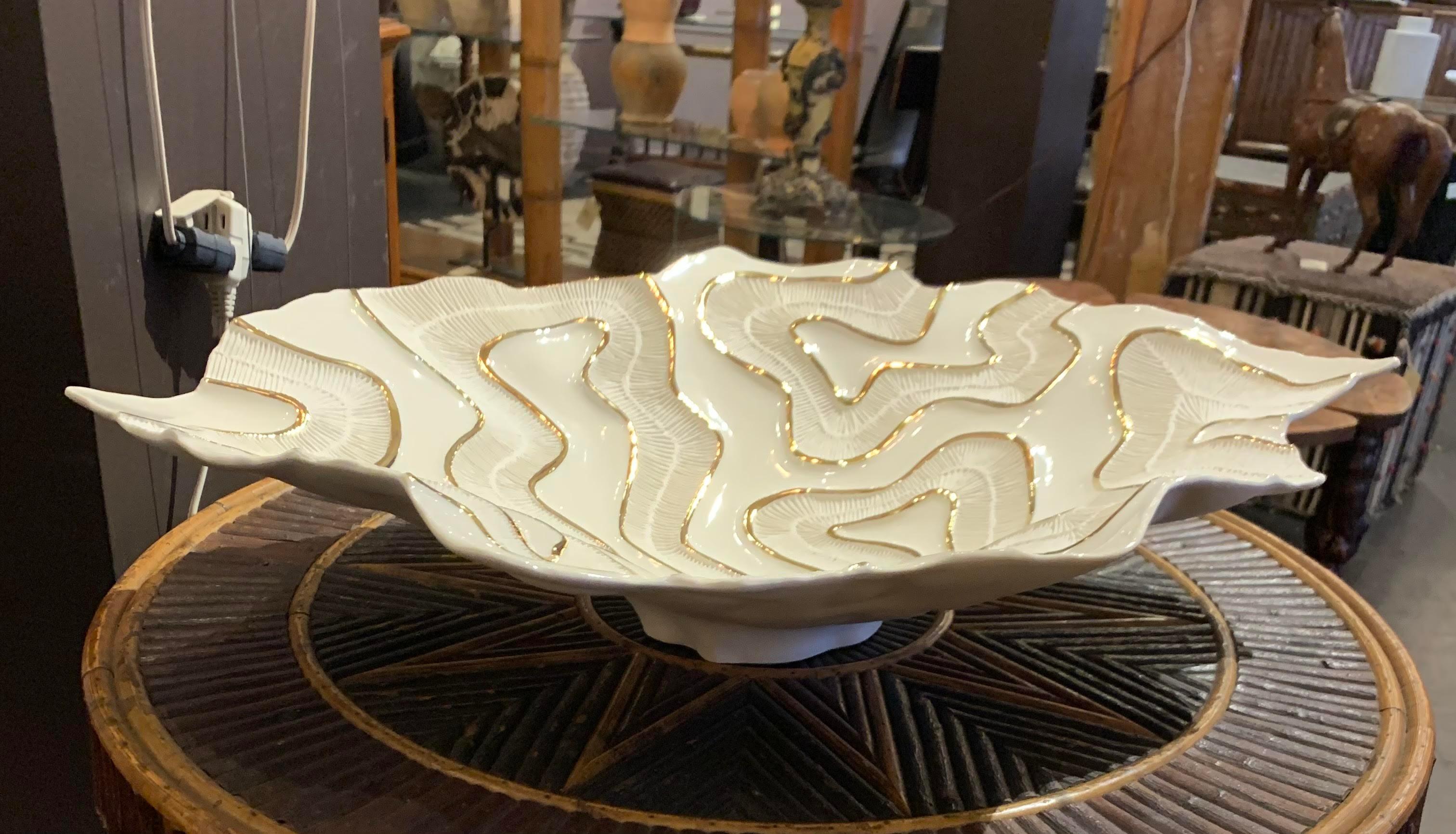 Contemporary Italian white porcelain bowl with decorative coral motif details.
Organic free form shape.
22k gold accents.
ARRIVAL TBD
