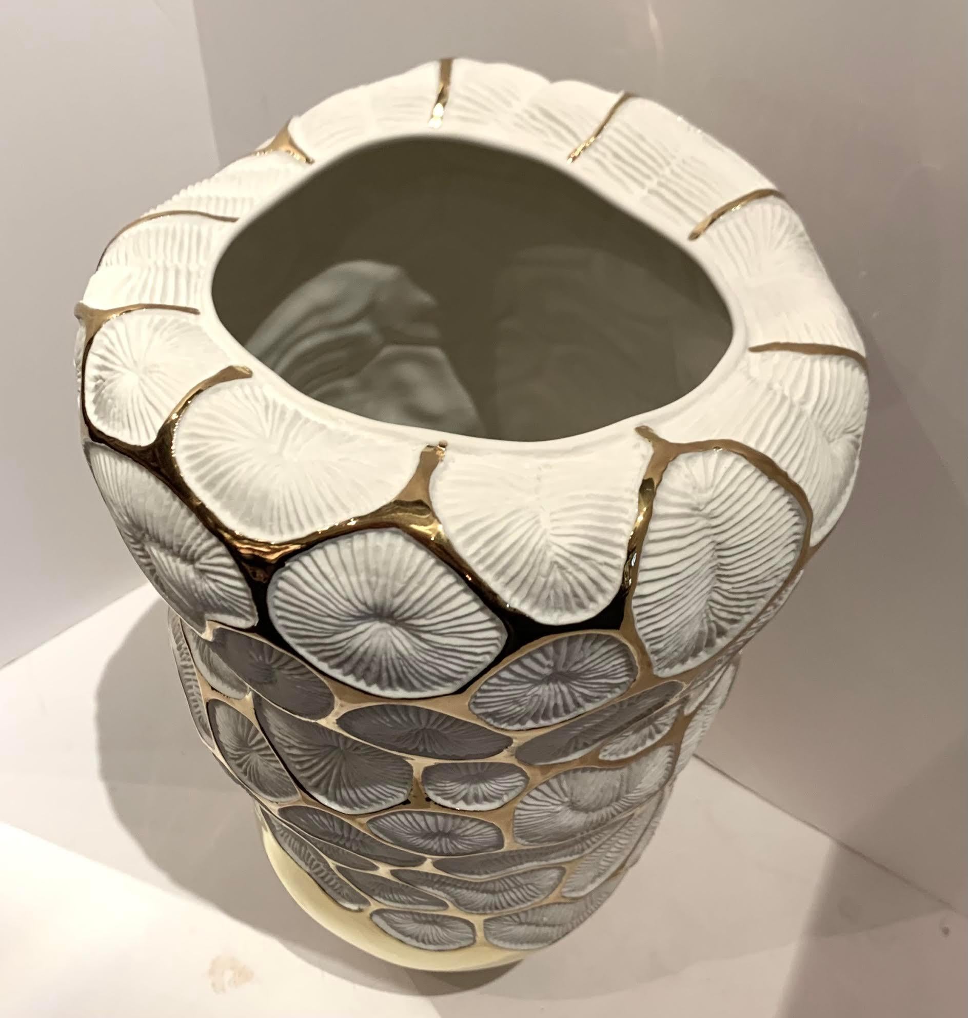 Zeitgenössische hohe Vase aus weißem italienischem Porzellan mit 22-karätigen Goldakzenten.
Dekoratives Korallenmotiv.