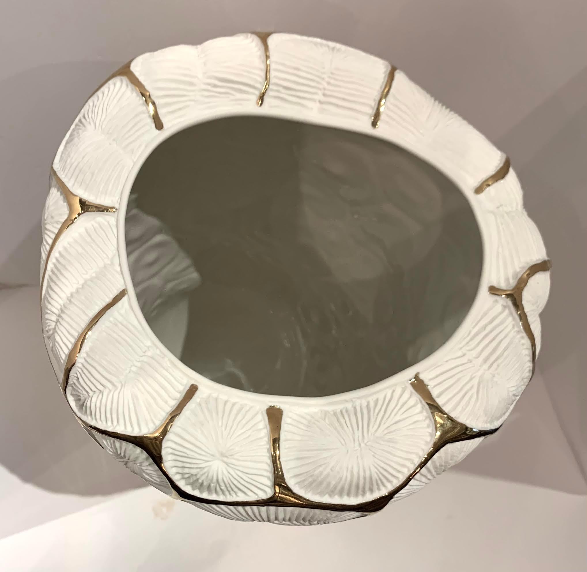 Porzellanvase weiß mit goldenem Korallenmotiv, Italien, Contemporary (Italienisch) im Angebot