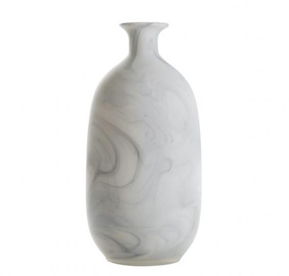 Vase indien contemporain en verre blanc avec un design en marbre gris.
Finition extérieure mate.
Disponible en trois tailles (S5862/3).