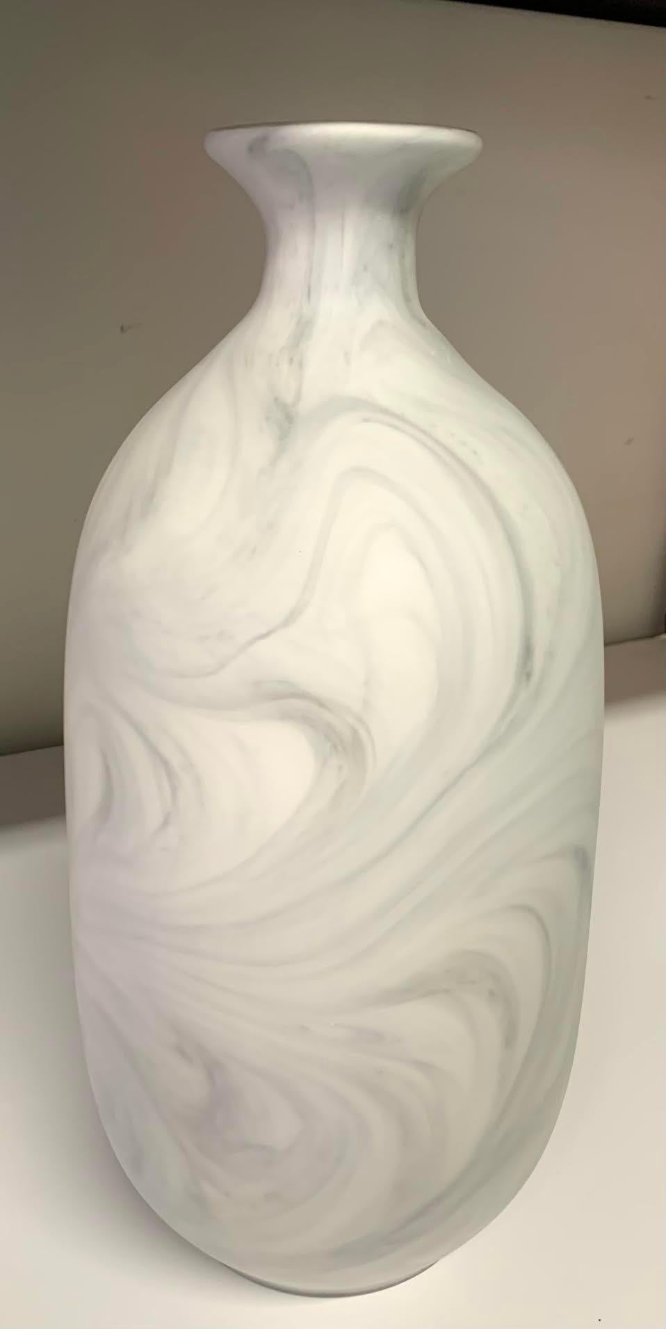 Indien Grand vase en verre blanc à motif de marbre gris, Inde, contemporain en vente