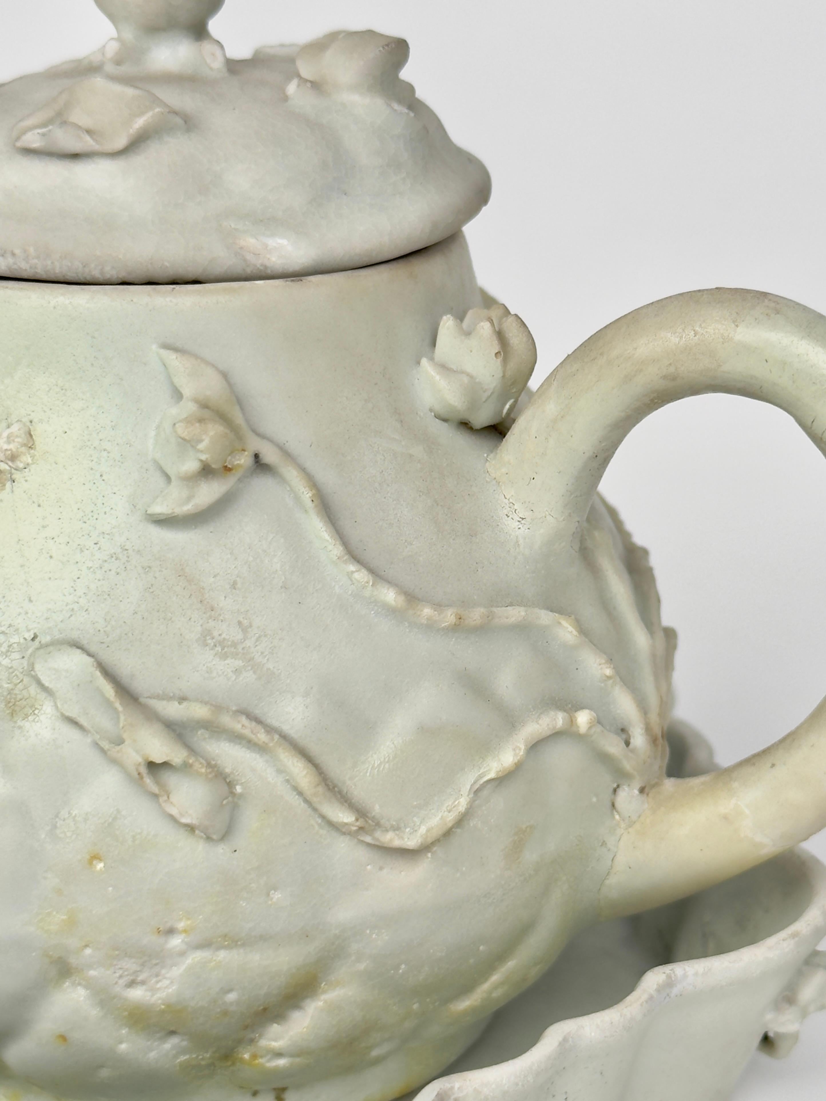 Inizio XVIII secolo Servizio da tè bianco con smalto sovrasmaltato Circa 1725, dinastia Qing, regno Yongzheng in vendita