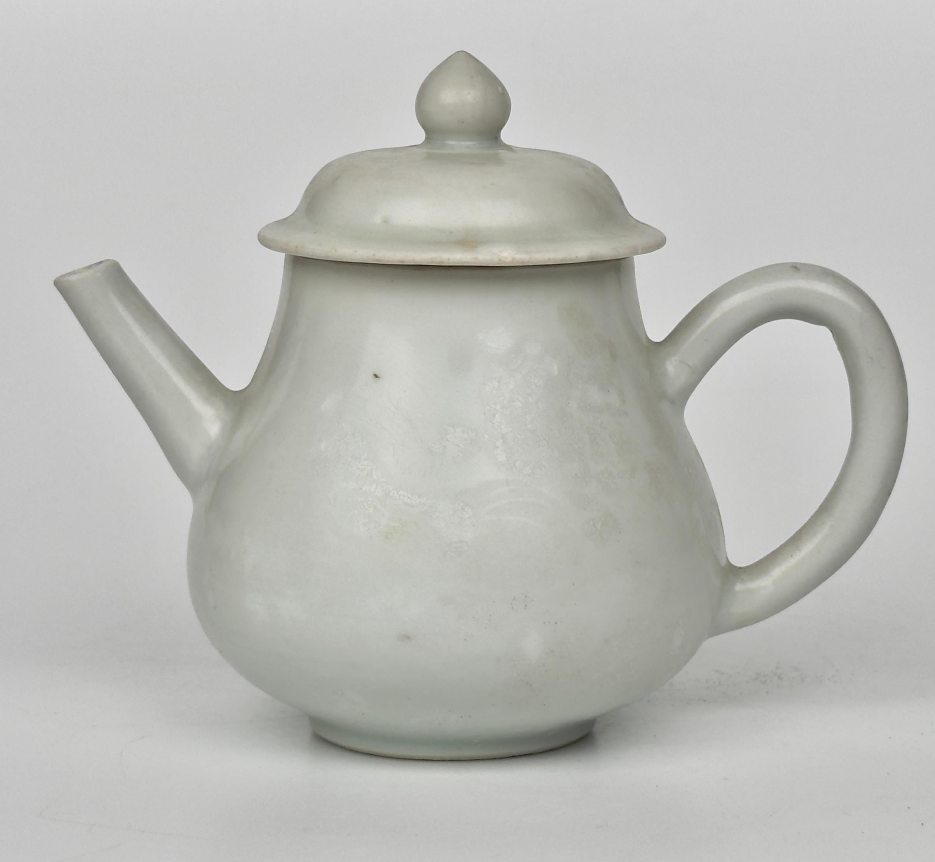 Smaltato Servizio da tè bianco con smalto sovrasmaltato Circa 1725, dinastia Qing, regno Yongzheng in vendita